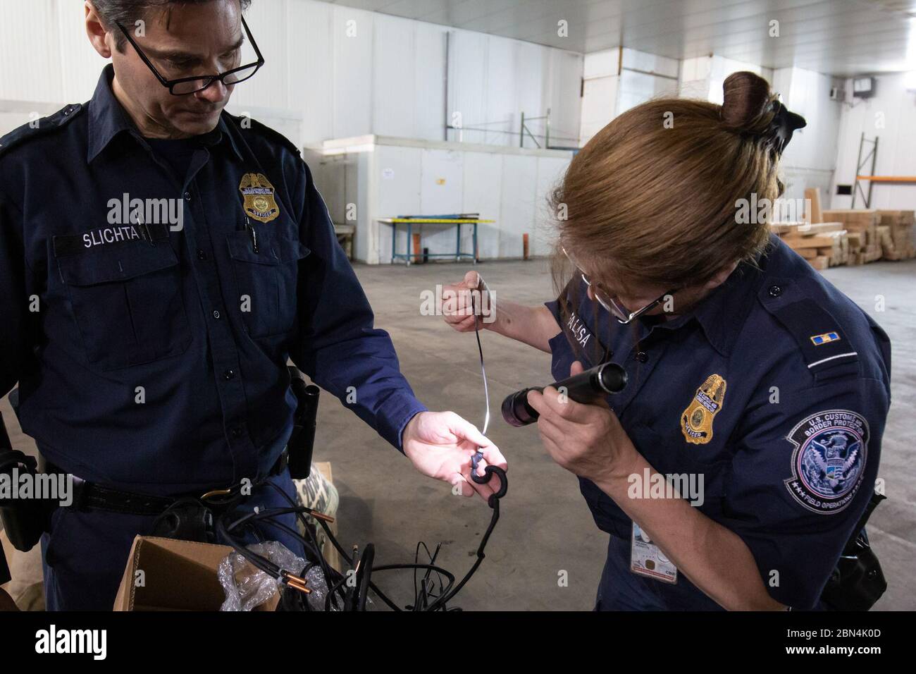 Le 21 février 2020, les agents des douanes et de la protection des frontières des États-Unis au port de Jacksonville inspectent les cargaisons pour déceler d'éventuelles violations des droits de propriété intellectuelle (DPI), y compris la violation du droit d'auteur, dans le cadre des efforts continus visant à protéger la sécurité nationale et à faire respecter les lois. Banque D'Images