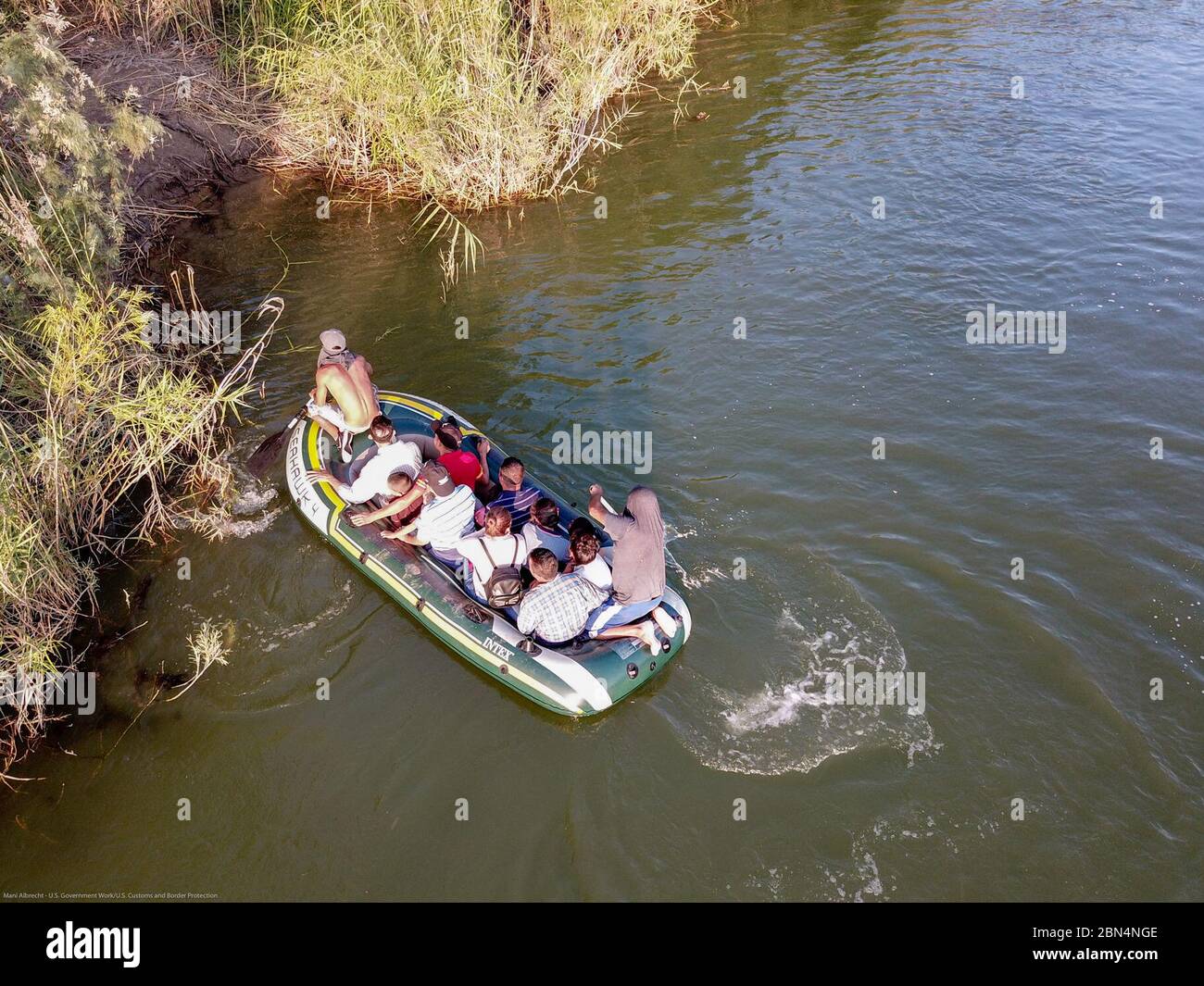 Un groupe de 11 migrants, accompagnés de deux passeurs, traverse le Rio Grande en radeaux près de Rincon, dans le sud de McAllen, au Texas. Ce passage illégal met en lumière les problèmes actuels de contrebande et de migration à la frontière entre les États-Unis et le Mexique. Banque D'Images