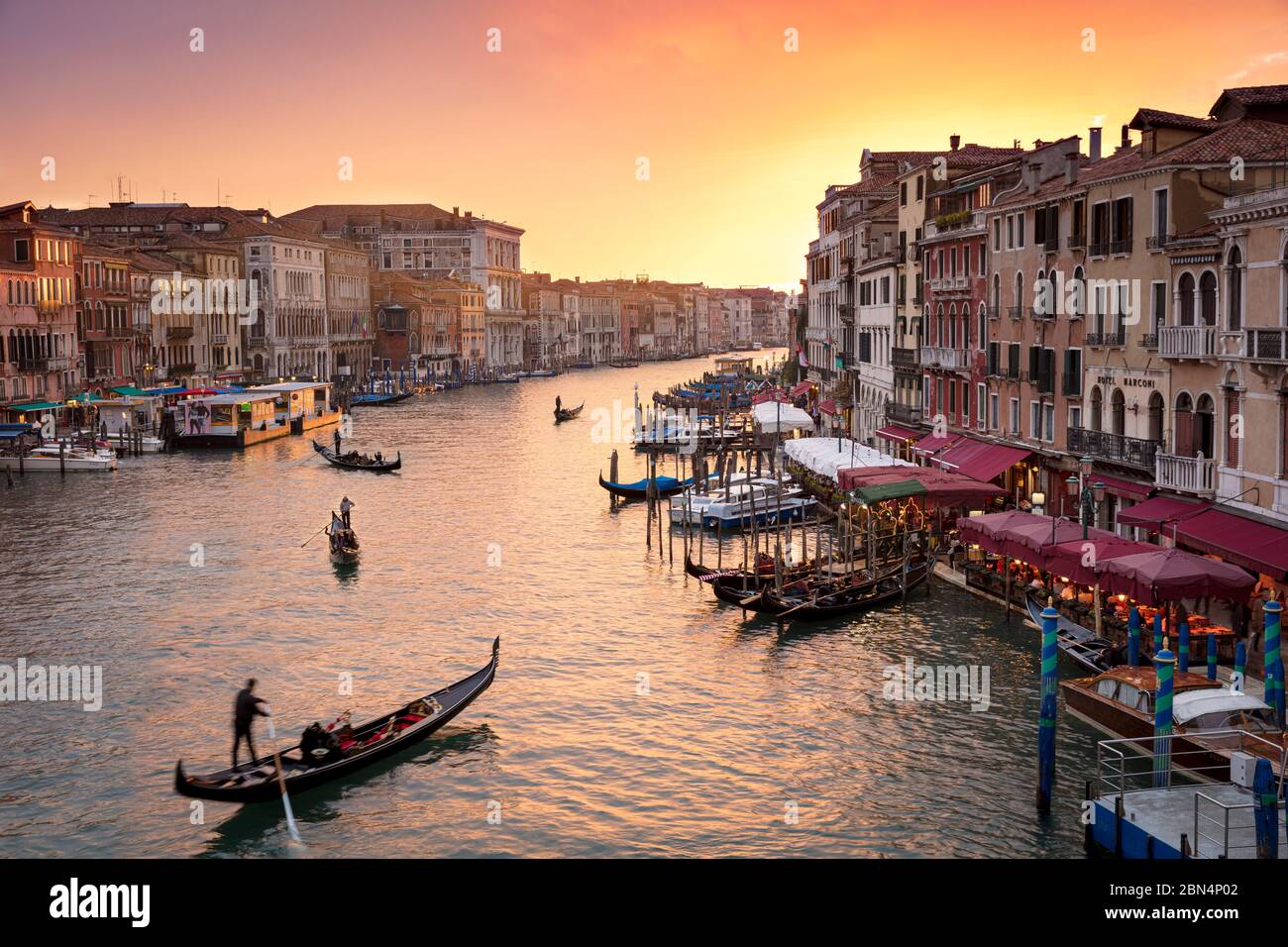 Soirée colorée sur le Grand Canal et de la ville de Venice, Veneto, Italie Banque D'Images