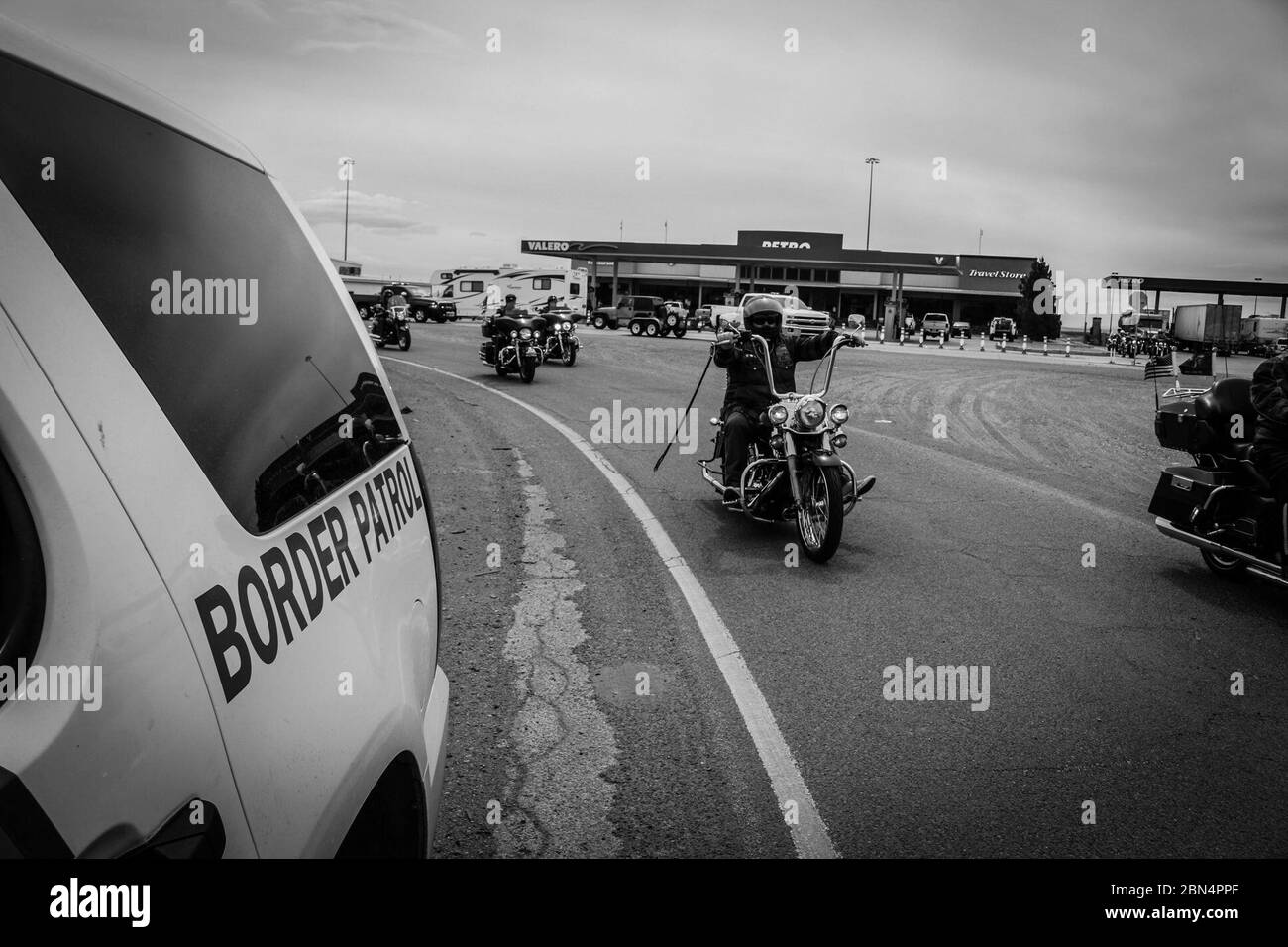 Des agents de la patrouille frontalière américaine du secteur El Paso escortent un monument commémoratif de la guerre du Vietnam de 50 tonnes en l'honneur des Marines et des marins tués au combat, le transportant du Vermont au Camp Pendleton, en Californie. Banque D'Images