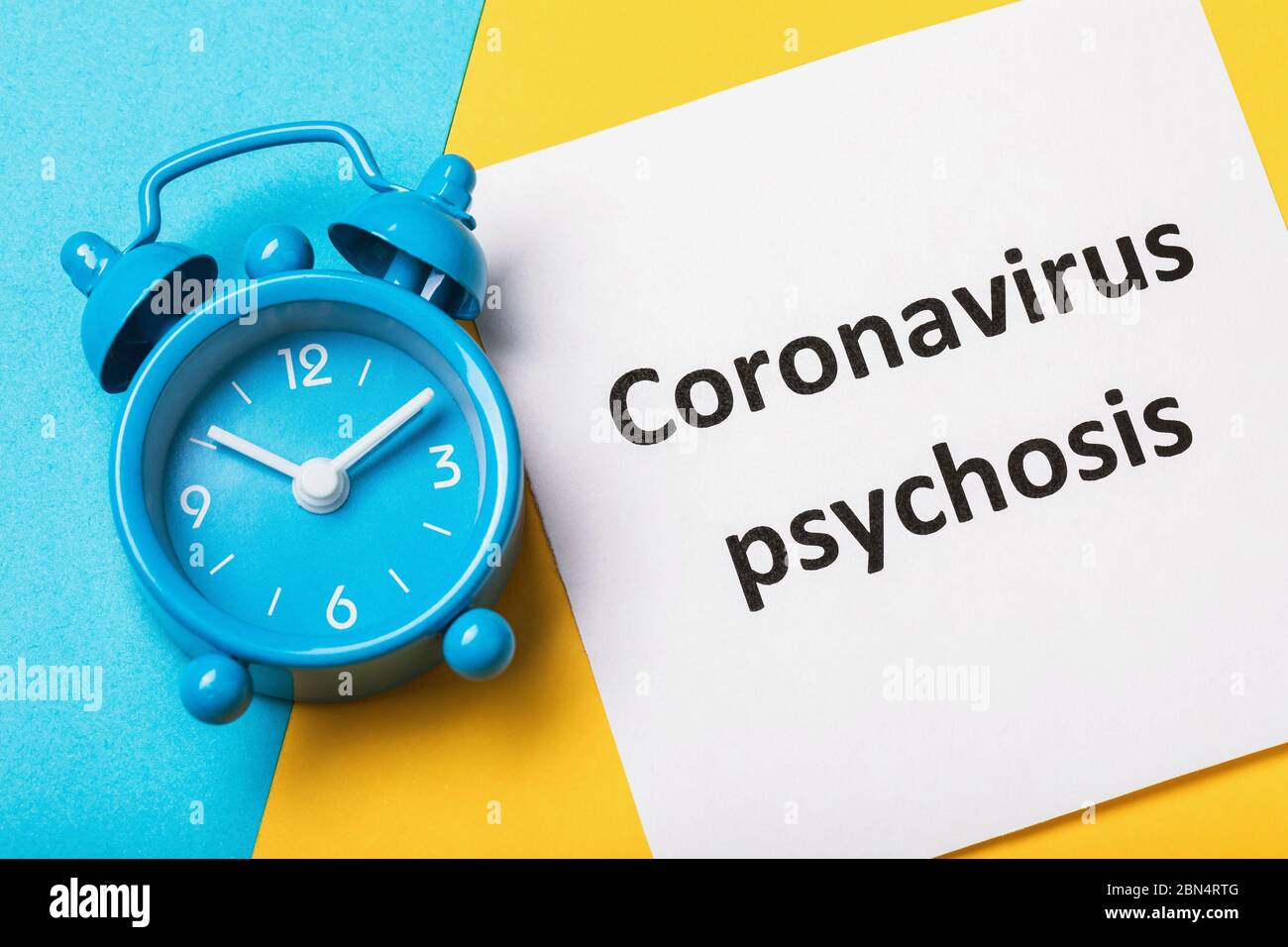 Réveil et note avec texte. Le concept de la durée de la psychose due au coronavirus Banque D'Images