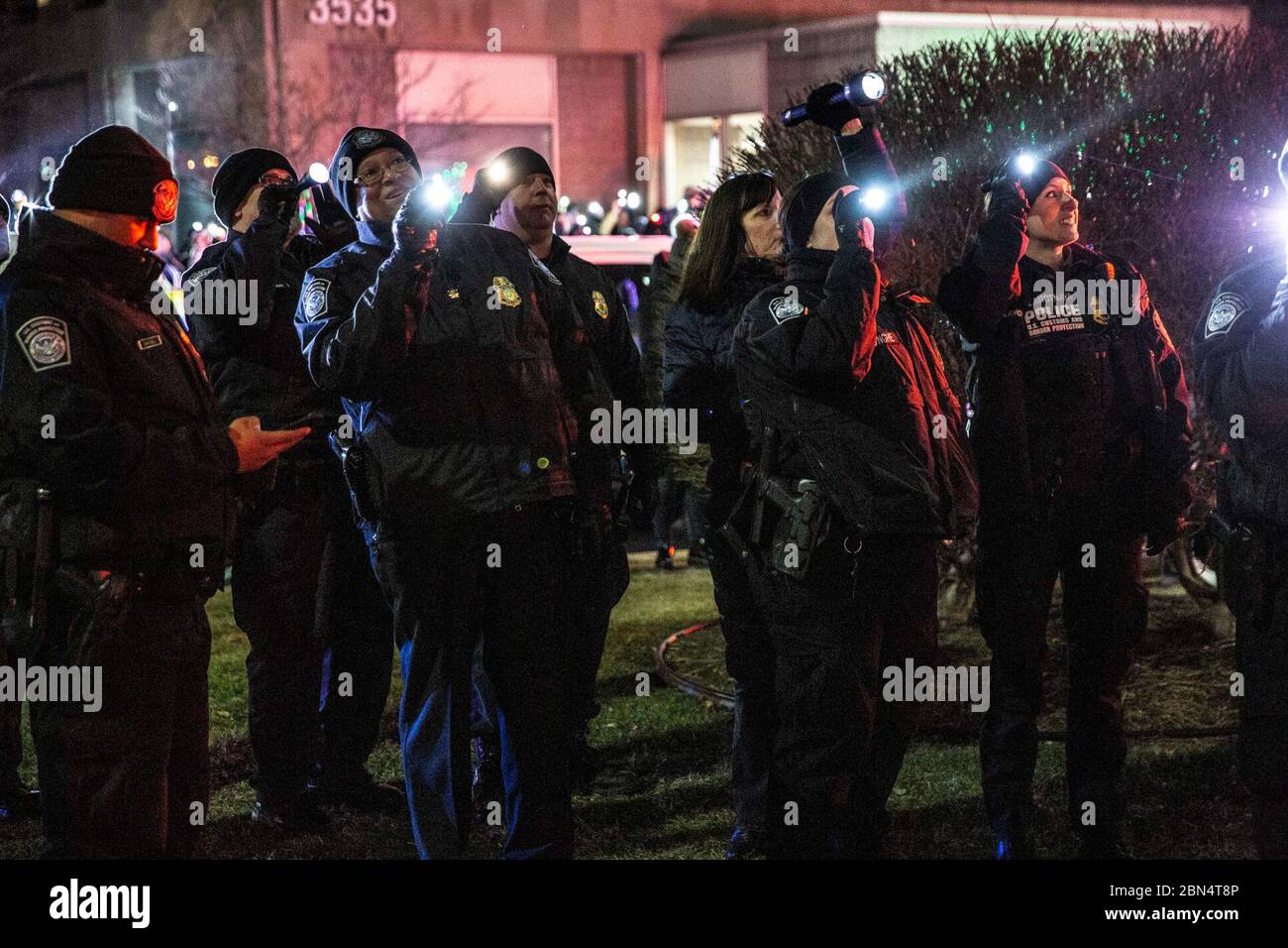 Le 20 décembre 2019, les agents et le personnel du CBP de la région métropolitaine de Détroit ont participé au programme Moon Beams for Sweet Dreams, soutenant les patients pédiatriques dans les hôpitaux locaux grâce à la participation communautaire. Banque D'Images