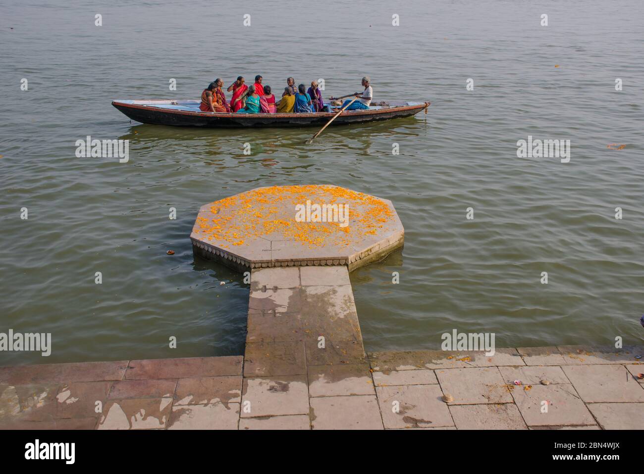 bateau sur le fleuve ganga à varanasi Banque D'Images