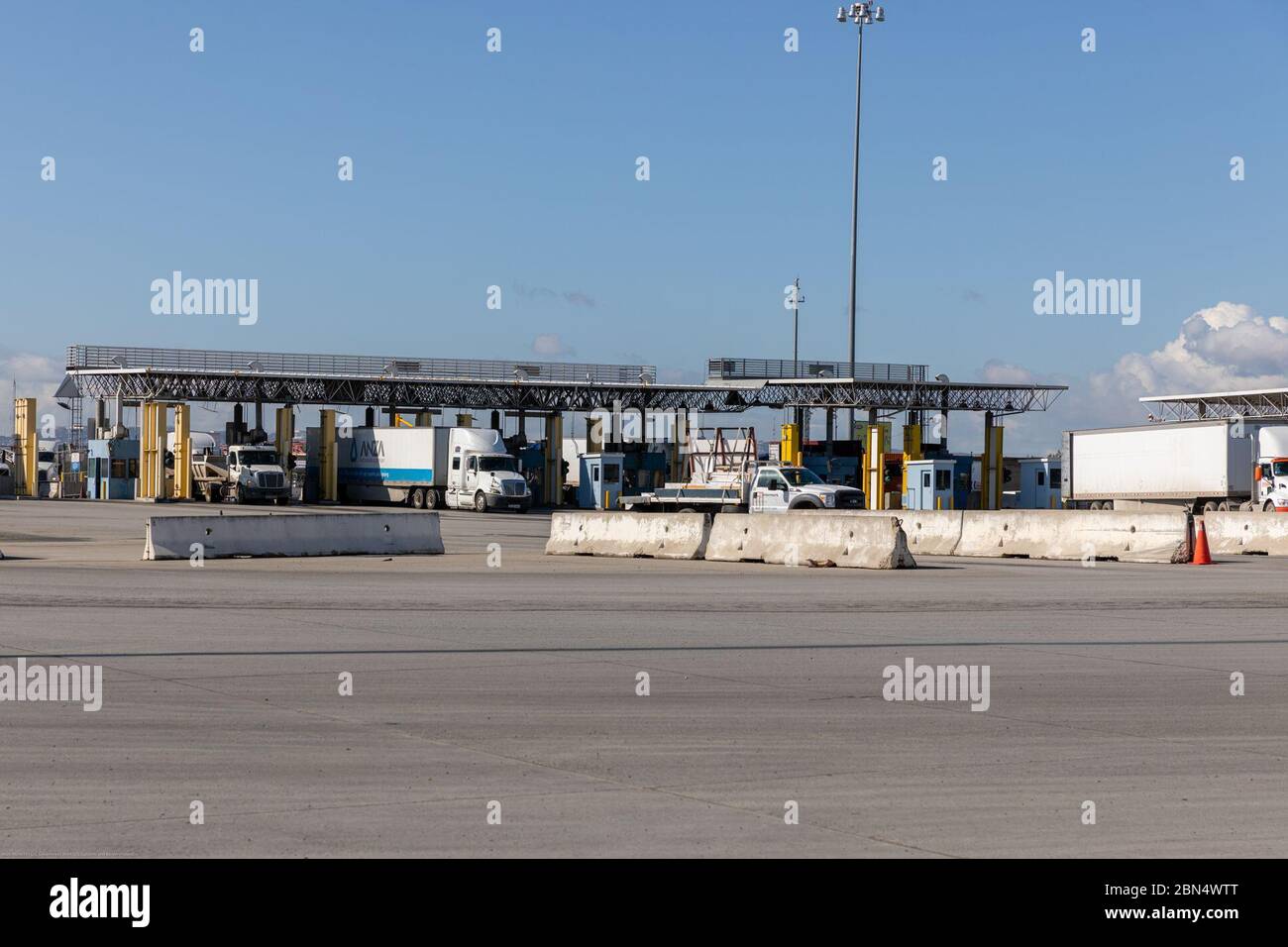 Le 27 mars 2020, le Service des douanes et de la protection des frontières des États-Unis (CBP) au port d’entrée d’Otay Mesa à San Diego, en Californie, a continué de traiter et d’inspecter les marchandises sous le titre 42 USC 265 en raison de la pandémie de COVID-19 en cours. La mesure visait à prévenir la propagation du virus. Banque D'Images