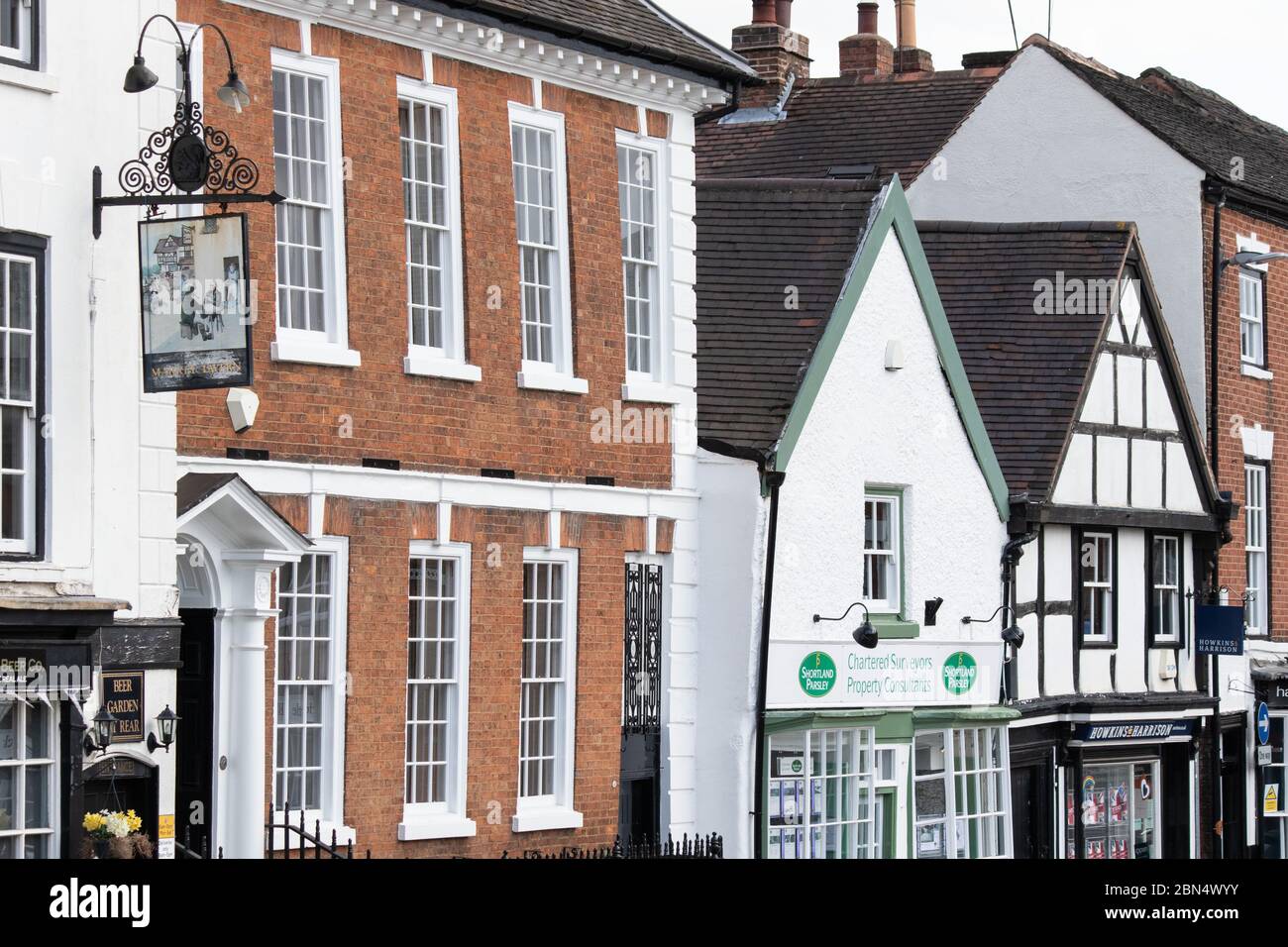 Classé grade 2.Maisons entourant la place du marché à Atherstone, North Warwickshire, Royaume-Uni. Les maisons datent du XVIe siècle. Banque D'Images