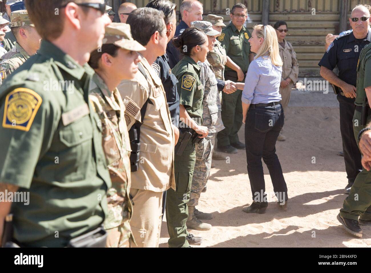 La secrétaire Kirstjen Nielsen visite le point d’entrée de San Luis II en Arizona, rencontrant le gouverneur Doug Ducey et discutant des mesures de sécurité frontalière, y compris le mur frontalier américano-mexicain. Banque D'Images