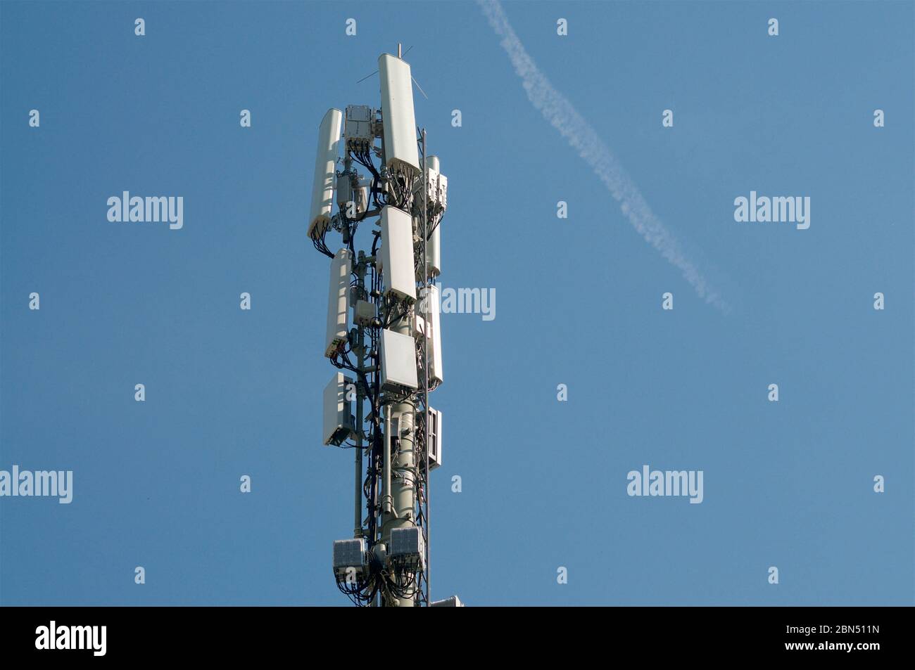 Antenne de la tour de télécommunication du système de communication mobile 4G et 5G située à Taverne, Suisse Banque D'Images