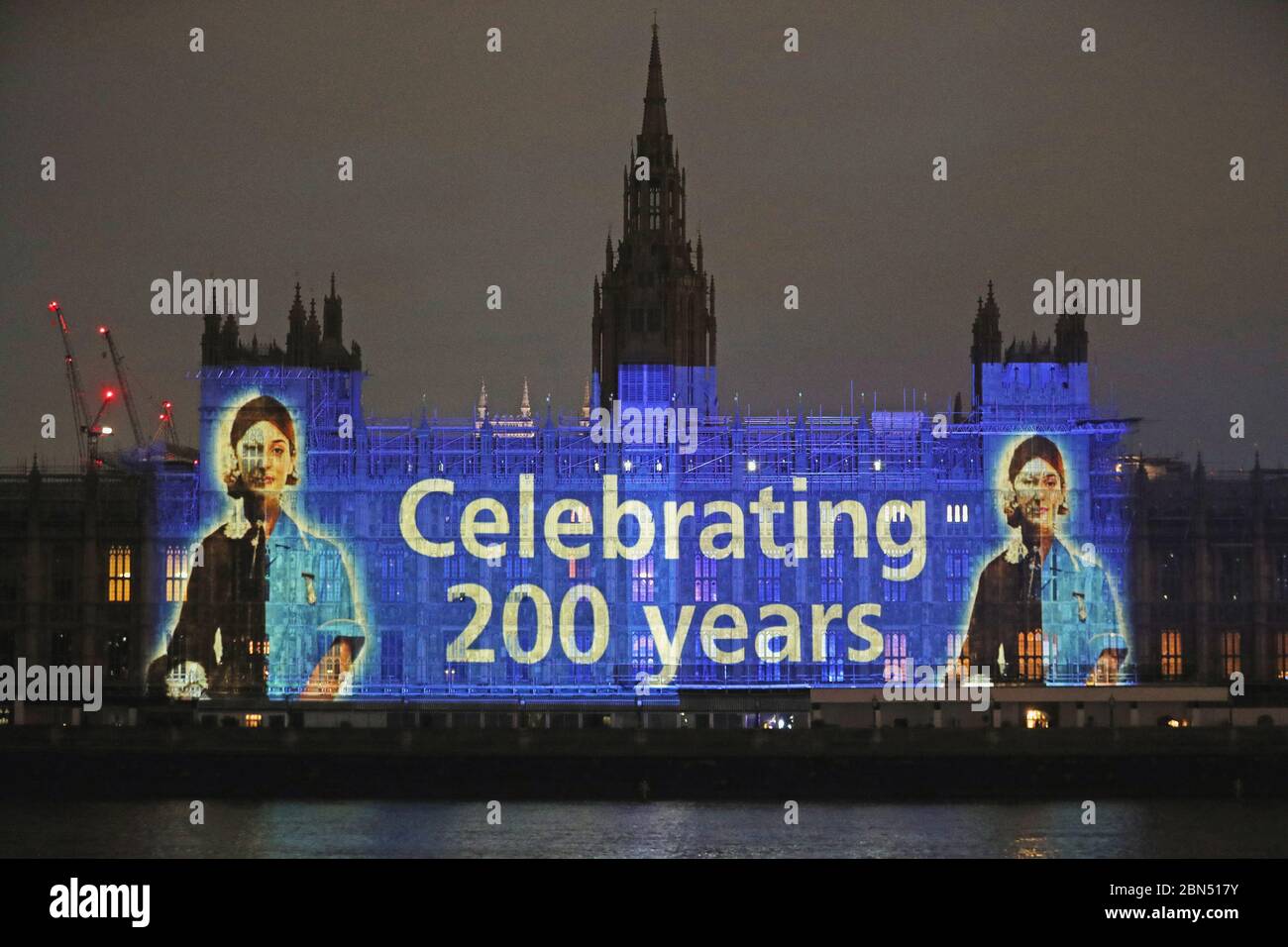 Une image de Florence Nightingale est projetée sur le Parlement à Westminster, Londres, à l'occasion de la Journée internationale des infirmières et infirmiers, et pour marquer le 200e anniversaire de la naissance de l'infirmière. Banque D'Images