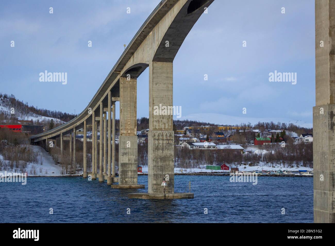 Naviguez le long de Finnsnes sous le pont Banque D'Images