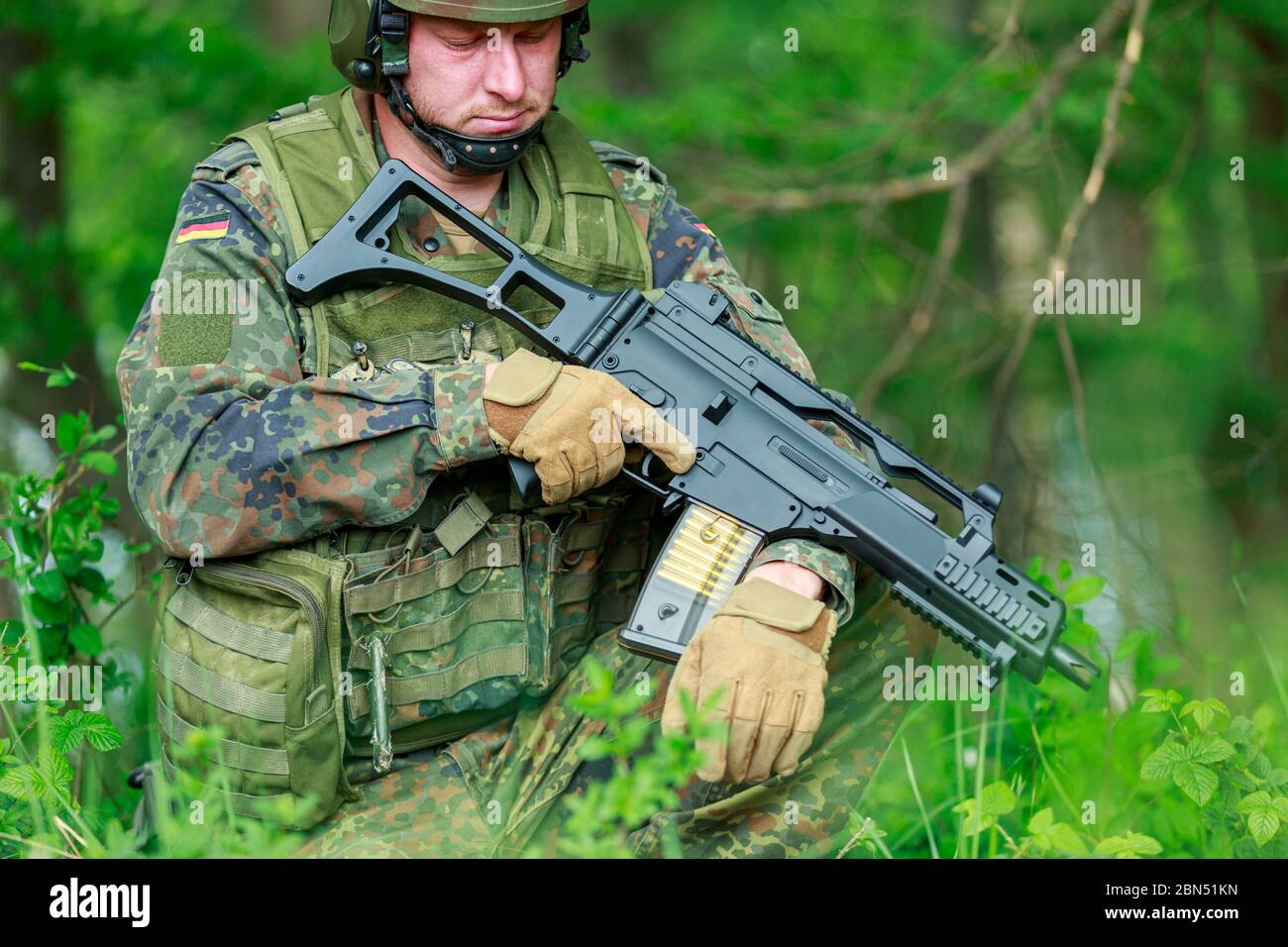 Soldat allemand avec un fusil d'assaut allemand Banque D'Images