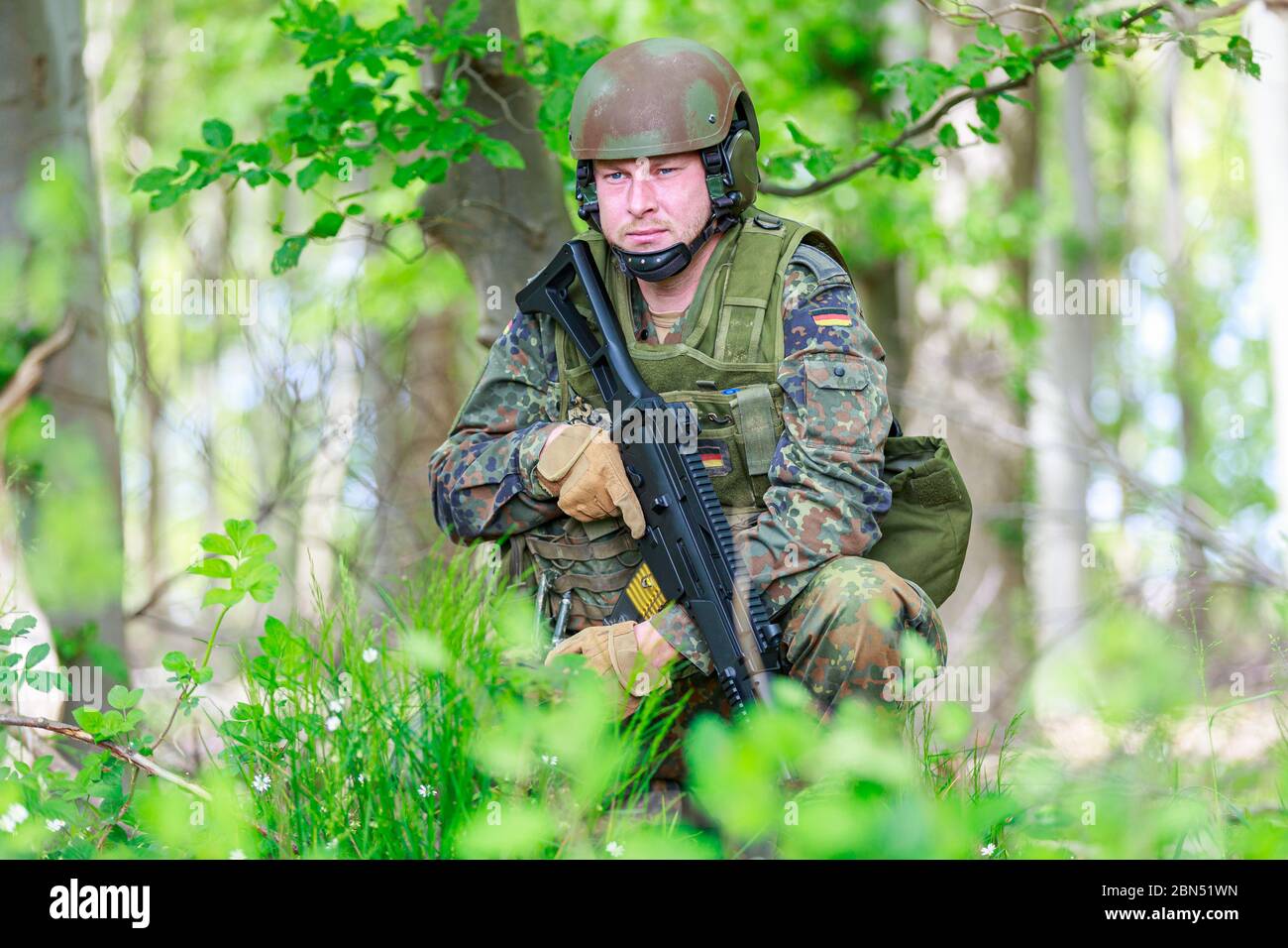 Soldat allemand avec un fusil d'assaut allemand Banque D'Images