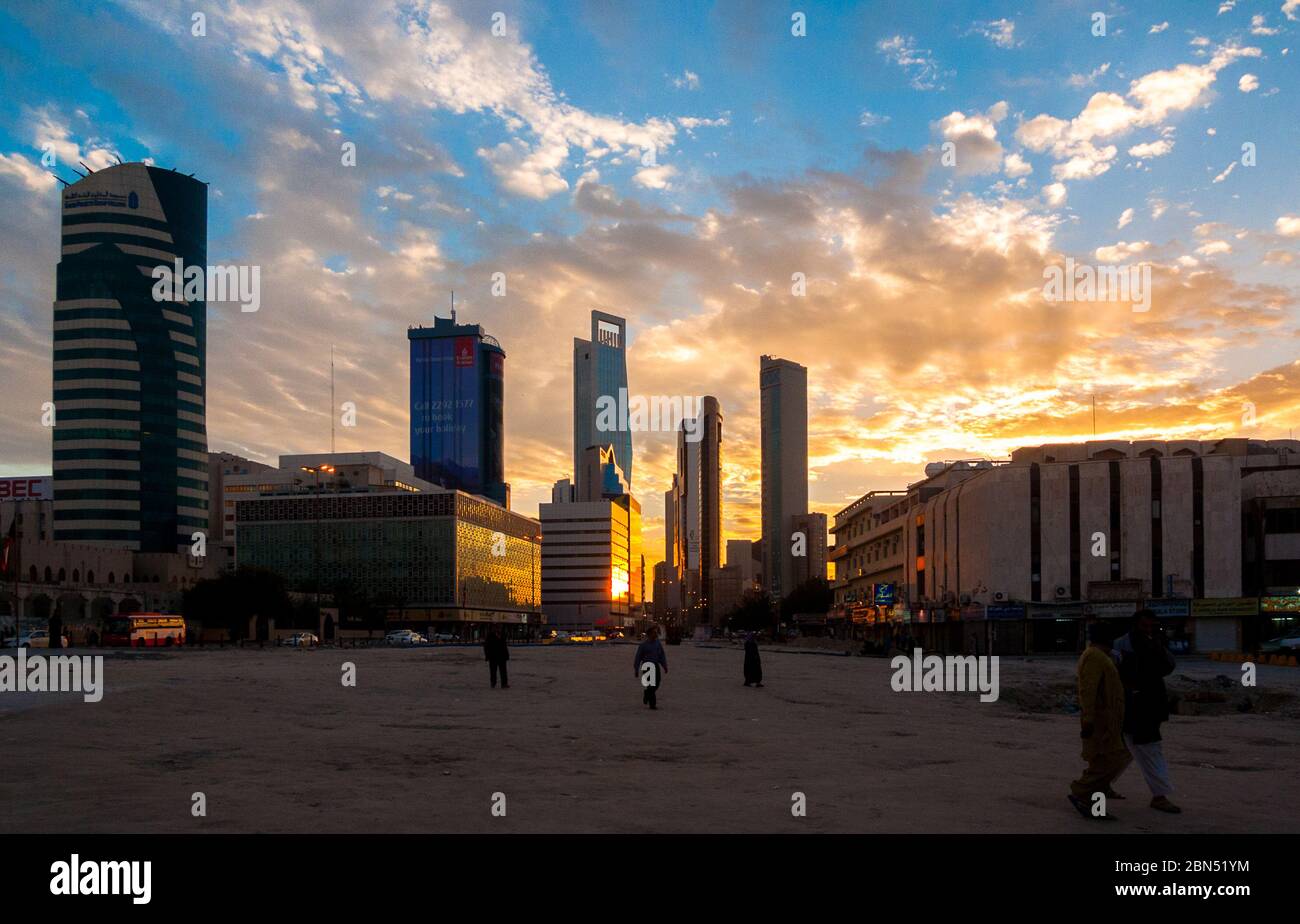 Koweït, Koweït : coucher de soleil sur les gratte-ciels du centre-ville de Koweït Banque D'Images