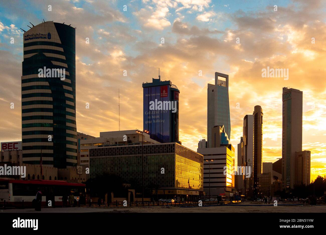 Koweït, Koweït: Coucher de soleil sur les gratte-ciels du centre ville de Koweït Banque D'Images