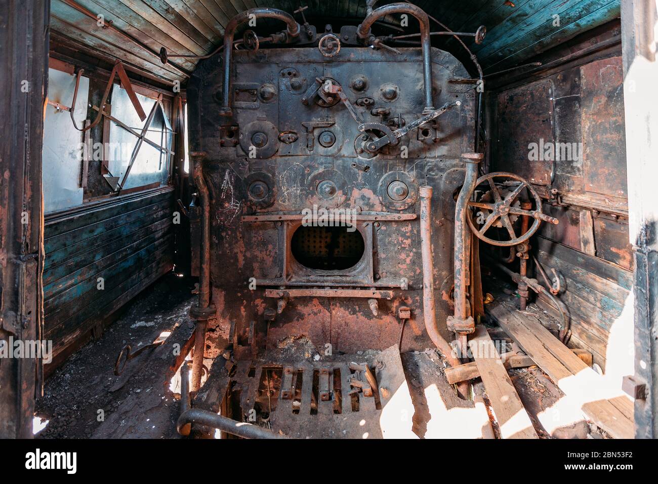 Ancien moteur à vapeur de locomotive à vapeur abandonnée à l'intérieur de la cabine de conduite. Banque D'Images
