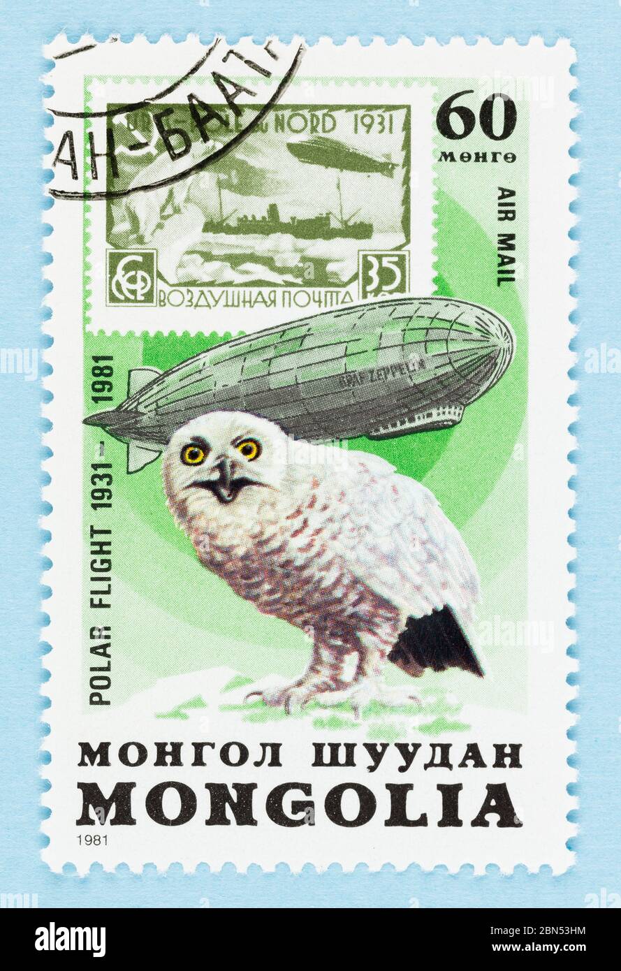 SEATTLE WASHINGTON - 11 mai 2020 : timbre commémorant le 50e anniversaire du vol polaire Graf Zepplin avec Snowy Owl et timbre du CCCP Banque D'Images