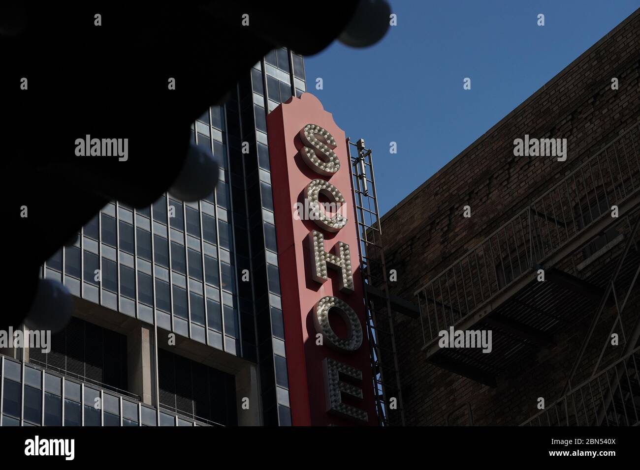 New York, NY, États-Unis. 12 mai 2020. Le théâtre Gerald Schoenfeld, qui abrite la comédie musicale « Come from Away », est fermé, les étapes de Broadway restant fermées au moins jusqu'à la fête du travail, pendant la pandémie COVID-19, le 12 mai 2020 à New York. Crédit : Bryan Smith/ZUMA Wire/Alay Live News Banque D'Images