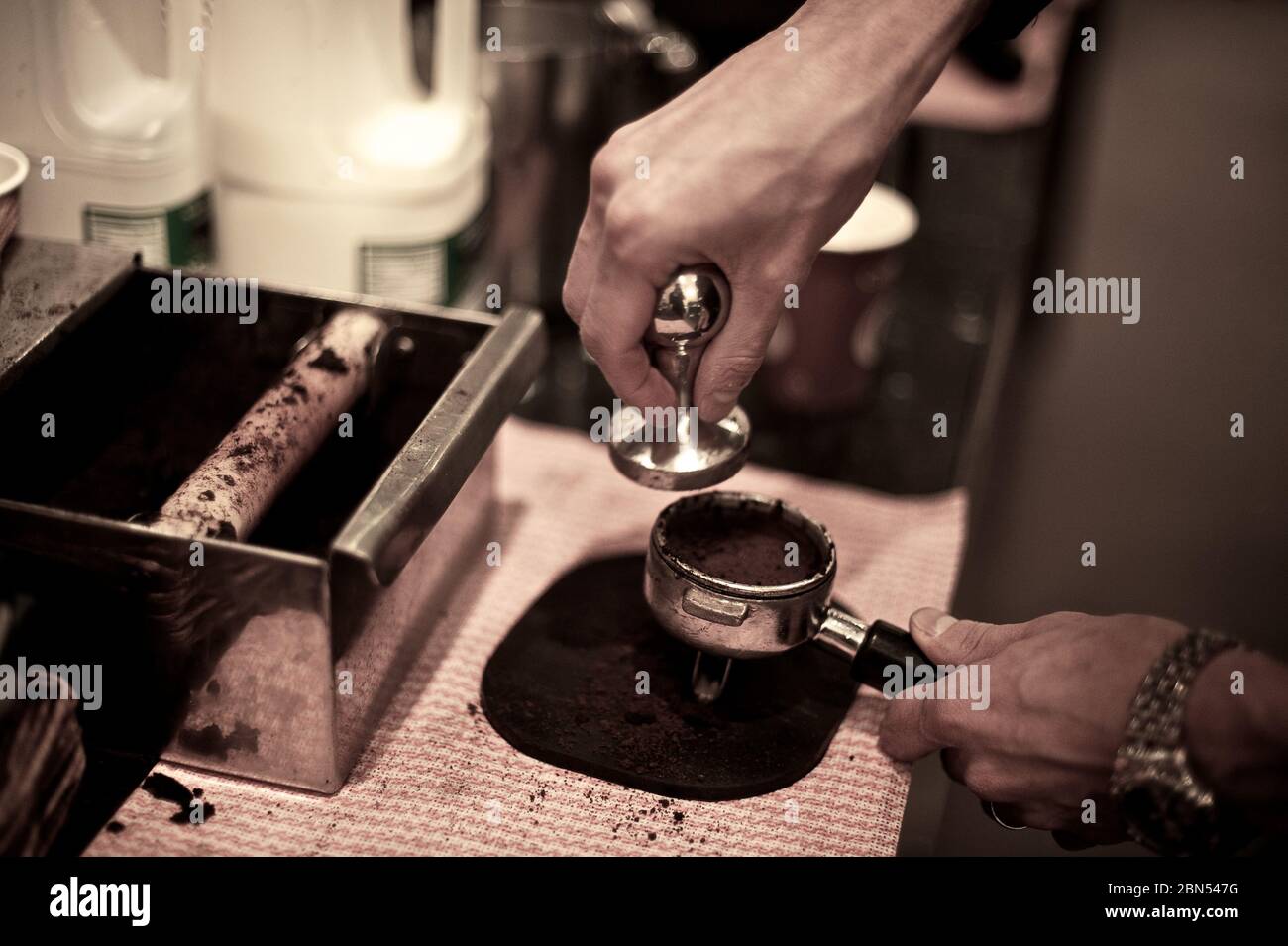 Café compact barista moulu dans un panier machine à café prêt à préparer un espresso Banque D'Images