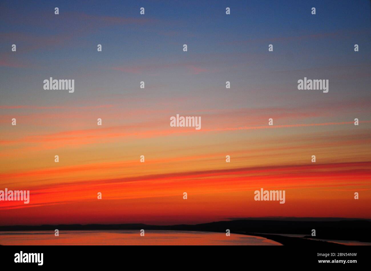 Plage de Chesil. 12 mai 2020. Météo Royaume-Uni. Couleurs chaudes au coucher du soleil sur Chesil Beach, île de Portland. Crédit : stuart fretwell/Alay Live News Banque D'Images