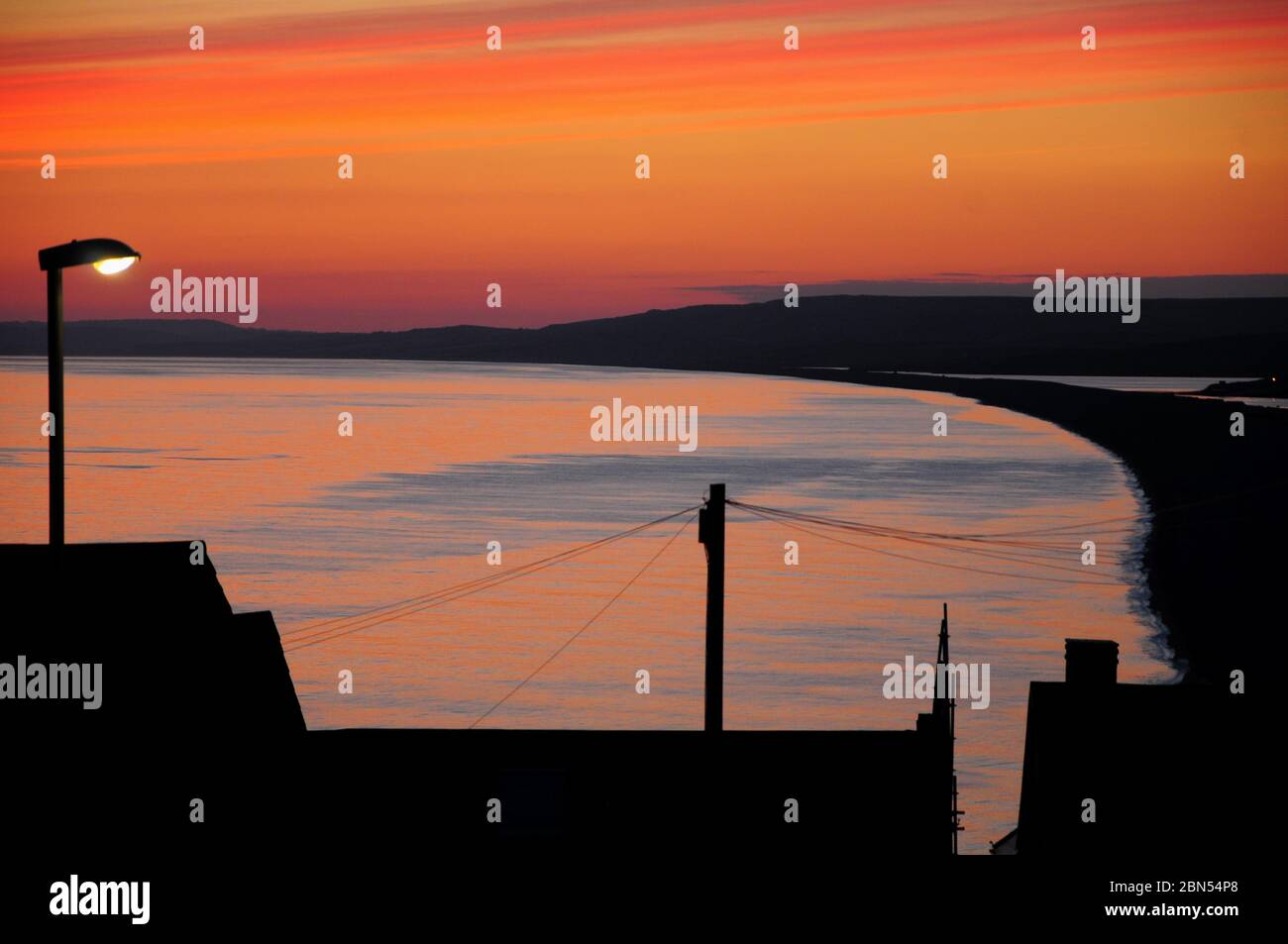 Plage de Chesil. 12 mai 2020. Météo Royaume-Uni. Couleurs chaudes au coucher du soleil sur Chesil Beach, île de Portland. Crédit : stuart fretwell/Alay Live News Banque D'Images