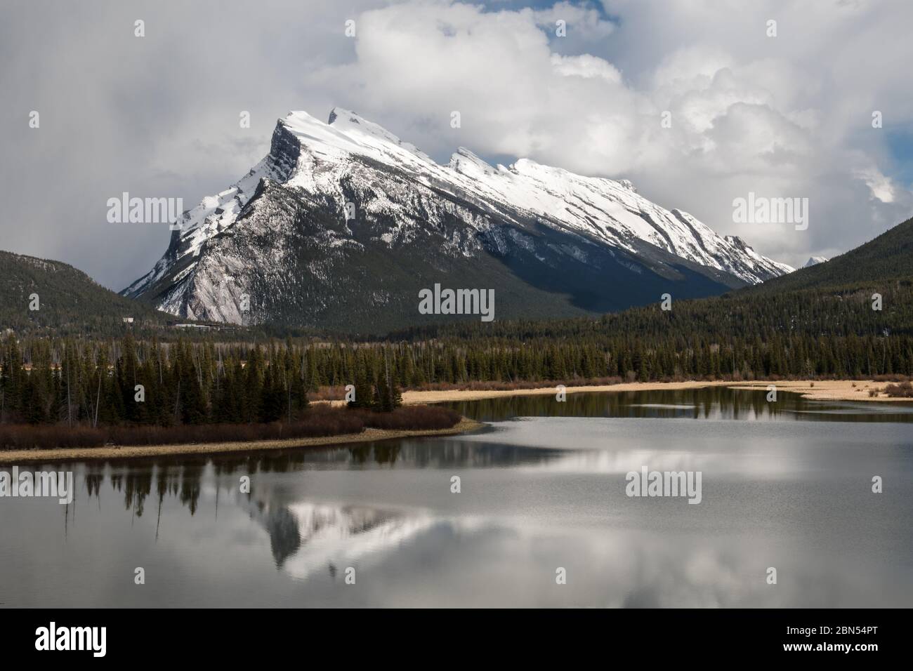 Une vue du mont Rundle se reflétant dans les lacs Vermillion au premier plan, parc national Banff, Alberta, Canada Banque D'Images