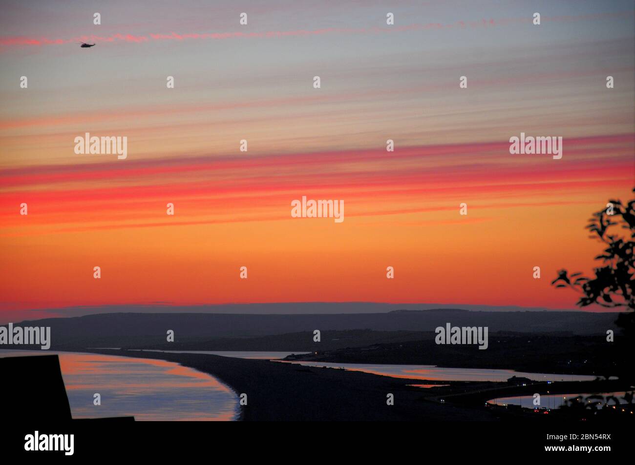 Plage de Chesil. 12 mai 2020. Météo Royaume-Uni. Couleurs chaudes au coucher du soleil sur Chesil Beach, île de Portland. Crédit : stuart fretwell/Alay Live News Banque D'Images