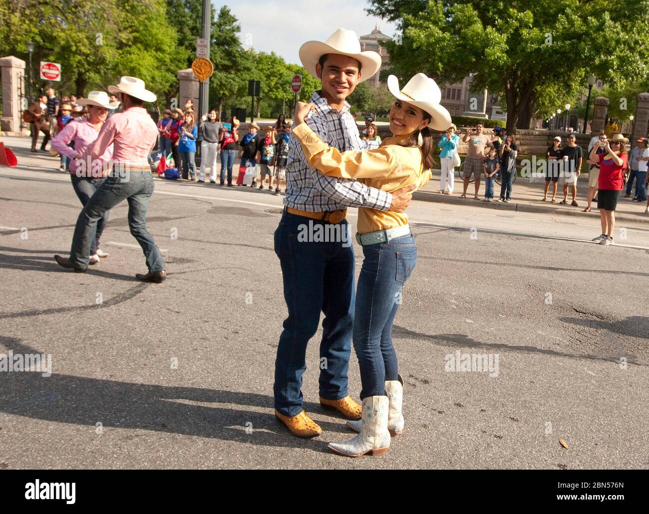 Couple hat dance clothing Banque de photographies et d'images à haute  résolution - Alamy