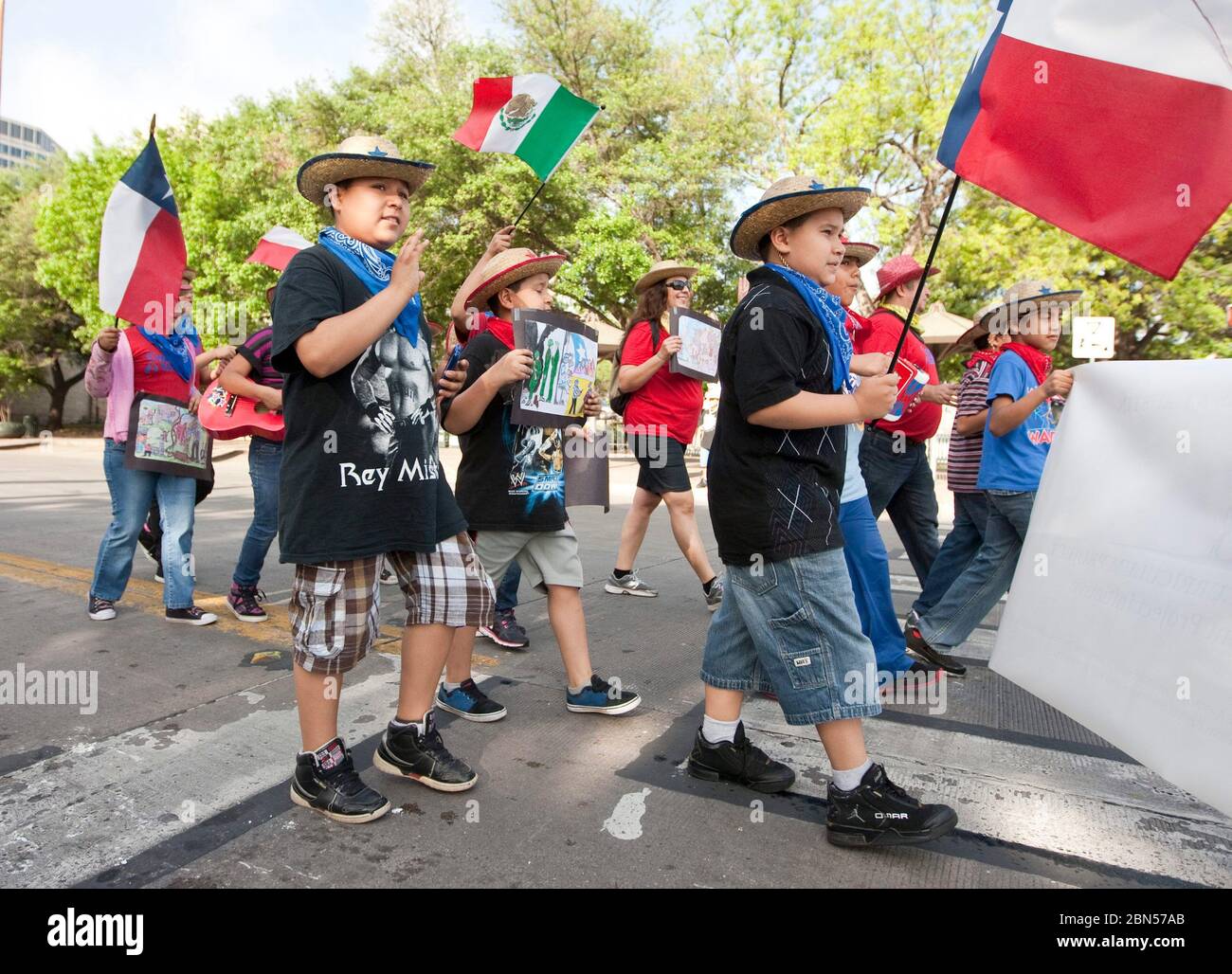 Austin Texas USA, 2012 mars : les enfants qui tiennent des drapeaux du Texas et du Mexique défilent sur Congress Avenue pour célébrer le dévoilement du monument Tejano sur le terrain du Capitole du Texas. Le monument rend hommage aux contributions de Tejanos, les colons hispanophones qui ont apporté la culture de cow-boy du Mexique dans la région qui est devenue le Texas. ©Marjorie Kamys Cotera/Daemmrich Photographie Banque D'Images