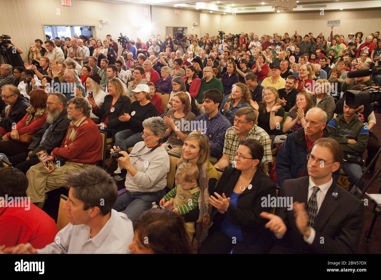 Greenville Caroline du Sud Etats-Unis, 17 janvier 2012: Les membres d'une grande foule applaudissent poliment comme Gov du Texas. Rick Perry (non représenté), candidat à la nomination républicaine à la présidence, s'exprime à la Response, une réunion de prière évangélique, alors qu'il poursuit sa longue tentative de la primaire républicaine pour le président américain. Perry, qui a accueilli un événement similaire à Houston en août, voit la Caroline du Sud comme un incontournable dans sa candidature à la nomination républicaine. © Bob Daemmrich Banque D'Images