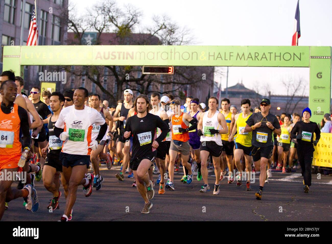 Austin, Texas États-Unis, 19 février 2012 : les coureurs franchissent la ligne de départ du marathon annuel d'Austin et du semi-marathon de 22nd en centre-ville. ©Bob Daemmrich Banque D'Images