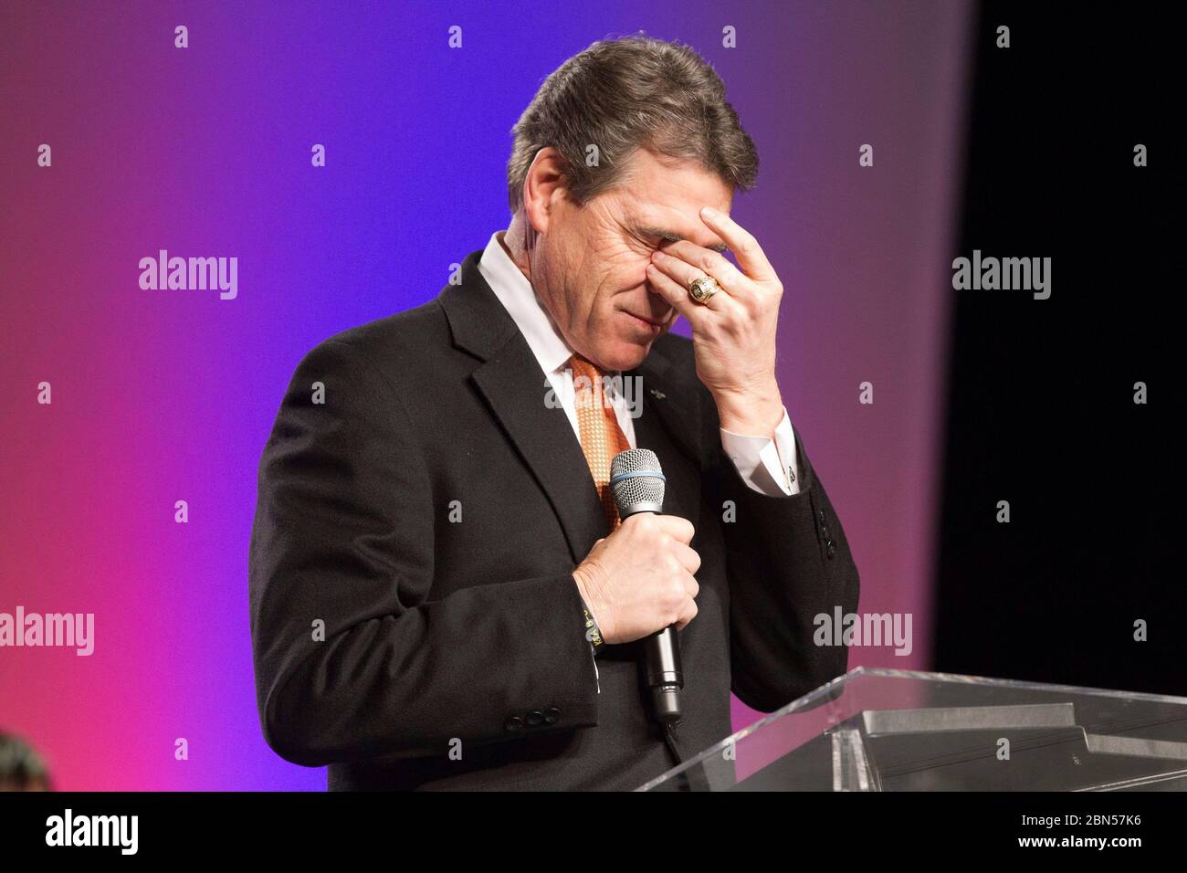 Greenville South Carolina USA, janvier 187 2012: Le gouverneur du Texas Rick Perry, candidat à la nomination présidentielle républicaine, se présente à The Response, une réunion de prière évangélique au TD Convention Centre alors qu'il poursuit sa candidature de longue haleine à la présidence. Perry, qui a organisé un événement similaire à Houston en août, voit la Caroline du Sud comme un incontournable dans sa candidature à la nomination républicaine © Bob Daemmrich Banque D'Images