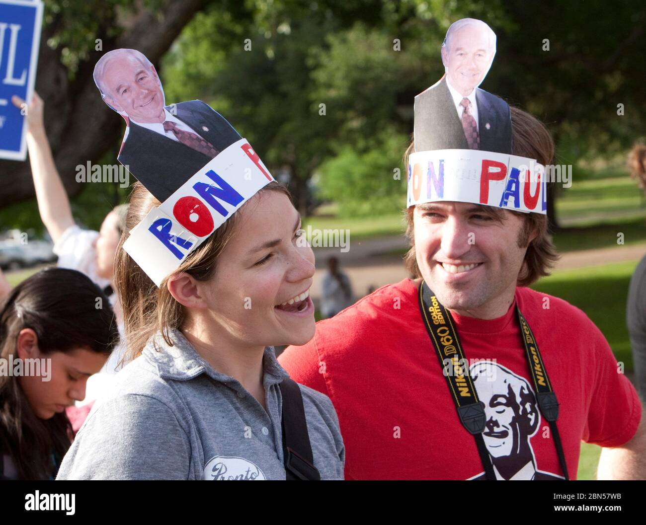 Austin Texas États-Unis, 26 avril 2012: Les partisans de Ron Paul, un candidat à la nomination présidentielle républicaine, portent des bandeaux faits à la main tandis que Paul parle lors d'un rallye de campagne sur l'Université du Texas sur le campus d'Austin. ©Marjorie Kamys Cotera/Daemmrich Photographie Banque D'Images