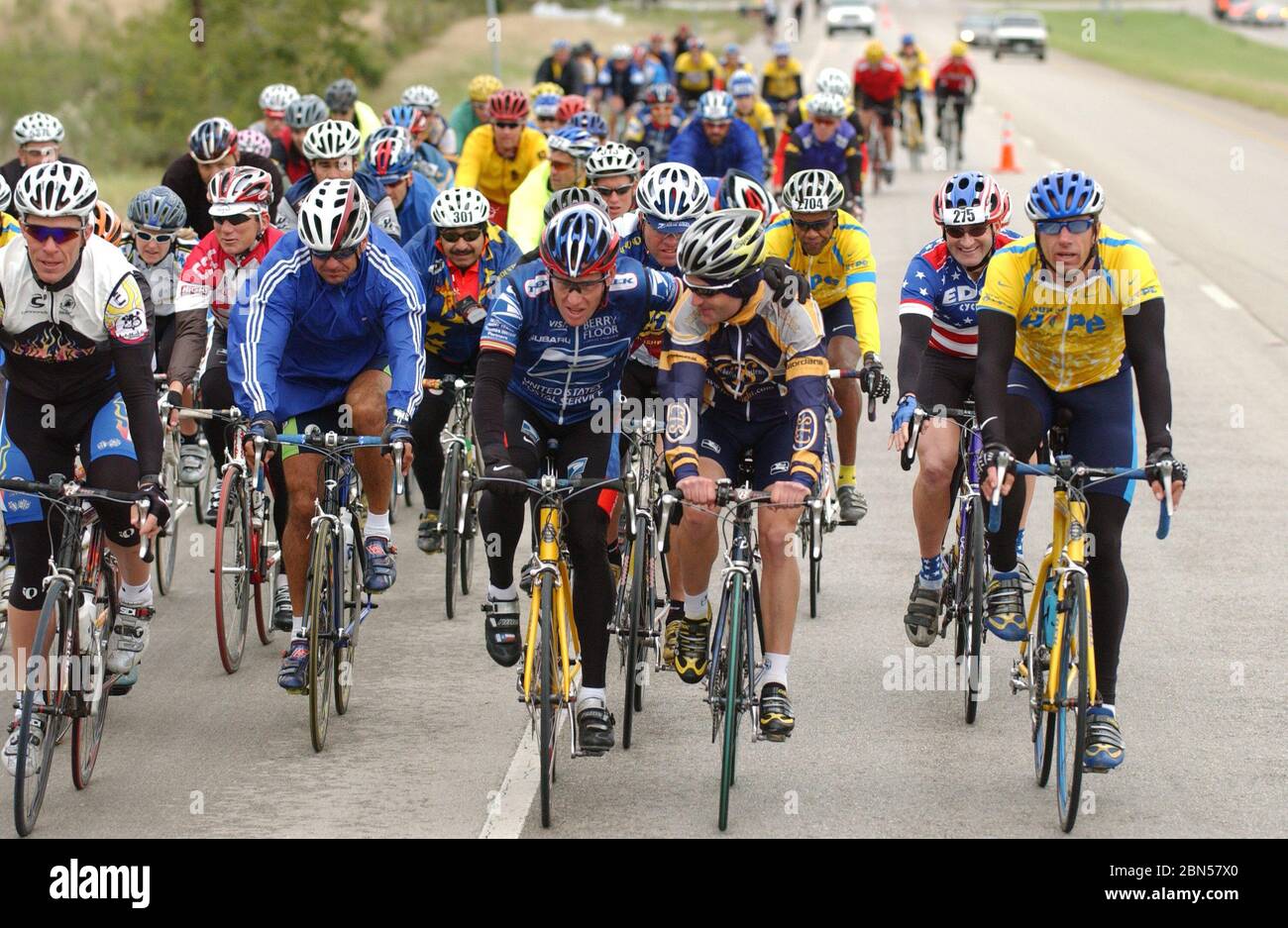 Austin, Texas, États-Unis, 26 octobre 2003 : lance Armstrong, cinq fois gagnante du Tour de France, dirige un groupe de coureurs d'élite sur une randonnée de 40 kilomètres pendant la course de la Fondation lance Armstrong pour les Roses, qui profite de la recherche sur le cancer. Des milliers de cavaliers des États-Unis ont roulé avec Armstrong pendant trois jours d'événements. ©Bob Daemmrich Banque D'Images