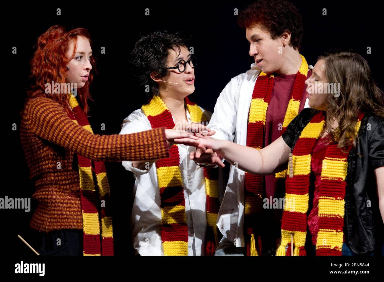 Austin, Texas États-Unis, 21 janvier 2012: Les lycéens dépeignant Ginny  Weasley (à gauche), Harry Potter, Ron Weasley et Hermione Granger chantent  lors d'une représentation de 'A Very Potter musical, un scénario et