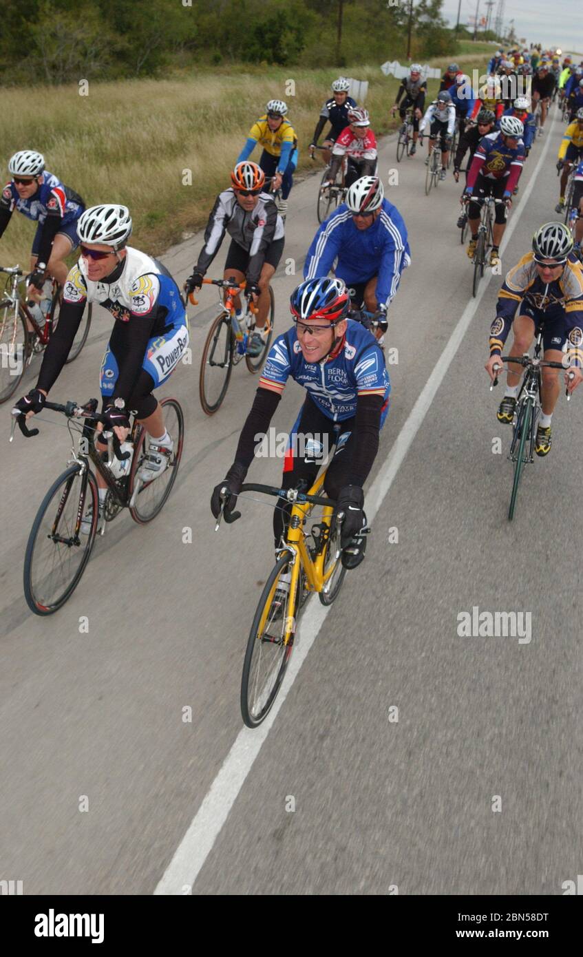 Austin, Texas, États-Unis, 26 octobre 2003 : lance Armstrong, cinq fois gagnante du Tour de France, dirige un groupe de coureurs d'élite sur une randonnée de 40 kilomètres pendant la course de la Fondation lance Armstrong pour les Roses, qui profite de la recherche sur le cancer. Des milliers de cavaliers des États-Unis ont roulé avec Armstrong pendant trois jours d'événements. ©Bob Daemmrich Banque D'Images