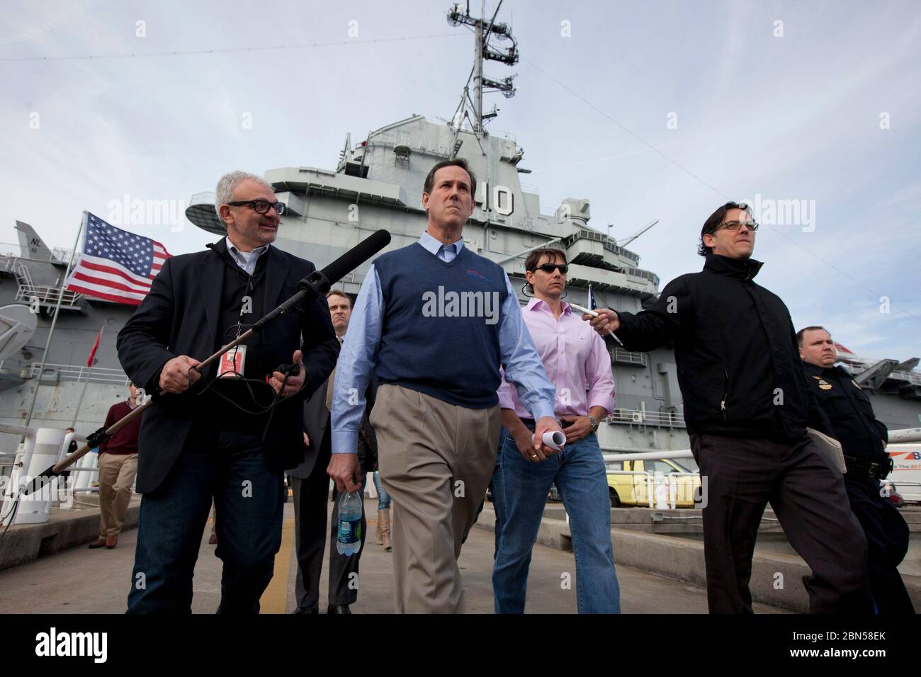 Cayce Caroline du Sud Etats-Unis, 17 janvier 2012: Rick Santorum, candidat à la primaire républicaine pour la présidence, est traîné par des membres des médias lors d'une apparition de campagne sur le pont hangar de l'USS Yorktown à la retraite dans le port de Charleston. Santorum était en campagne à travers la Caroline du Sud, avant le vote primaire de samedi. ©Bob Daemmrich Banque D'Images