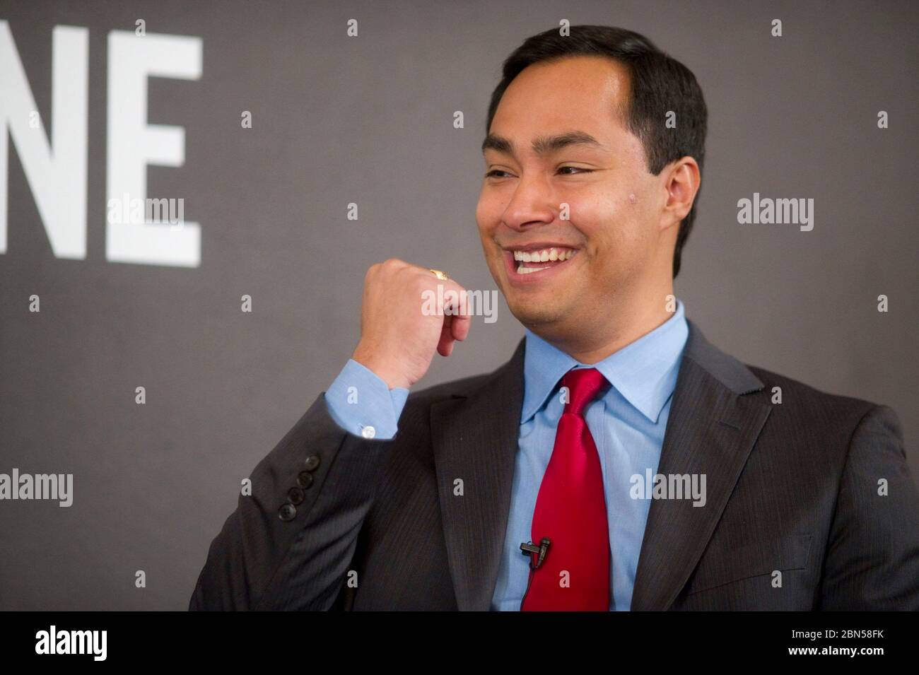 Austin Texas Etats-Unis, 1 décembre 2011: Le politicien hispanique Joaquin Castro de San Antonio parle à Evan Smith lors d'un événement Texas Tribune. Castro, 37 ans, instruit par Stanford et Harvard, a annoncé son intention de se présenter au Sénat des États-Unis en 2012. Son frère jumeau, Julian, est le maire de San Antonio. ©Bob Daemmrich Banque D'Images