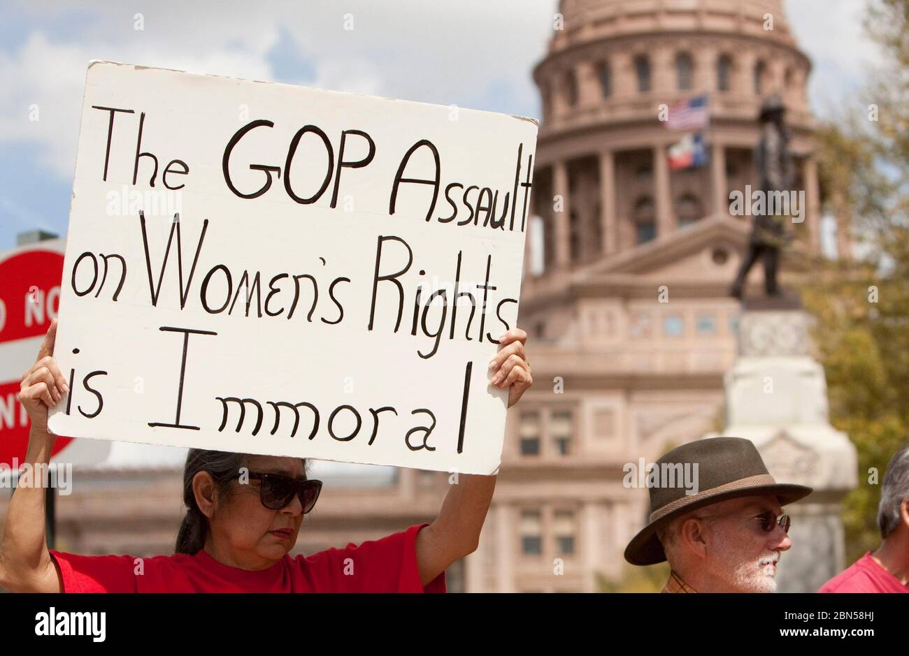 Austin Texas États-Unis, 6 mars 2012: Une femme détient un signe pour protester contre la décision des législateurs du Texas concernant les changements apportés au programme de santé des femmes de l'État. Le gouvernement fédéral devrait réduire le financement du programme parce que le Texas a incorrectement exclu Planned Parenthood de sa liste de fournisseurs. ©Marjorie Kamys Cotera/Daemmrich Photographie Banque D'Images