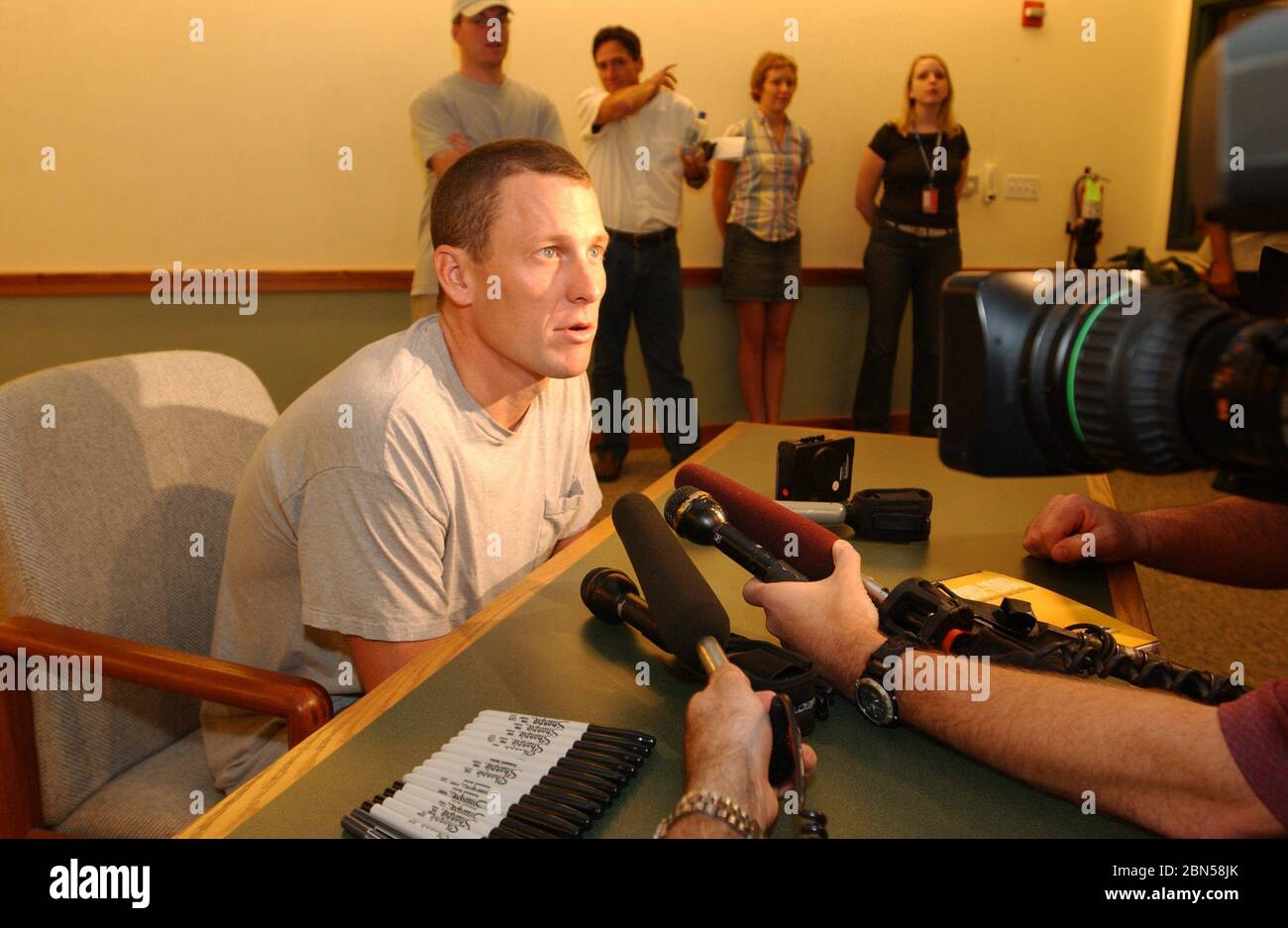 Austin, Texas États-Unis, 9 octobre 2003: Lance Armstrong, cinq fois gagnante du Tour de France, répond aux questions des journalistes avant de signer des copies de sa nouvelle autobiographie, « chaque seconde compte ». Des centaines de fans se sont mis en file pour saluer la superstar du cyclisme dans une librairie locale. ©Bob Daemmrich/Corbis Banque D'Images