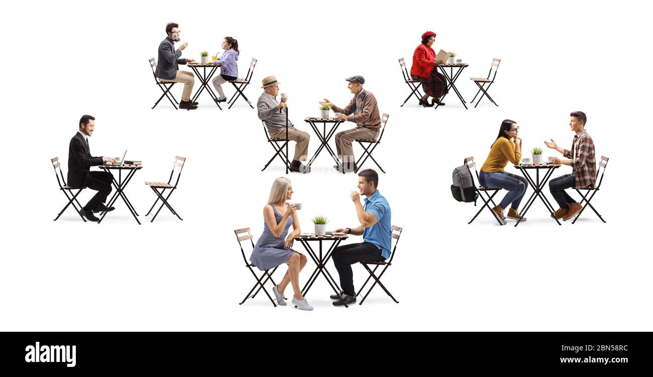 Jeunes et personnes âgées assis sur des tables dans un café isolé sur fond blanc Banque D'Images