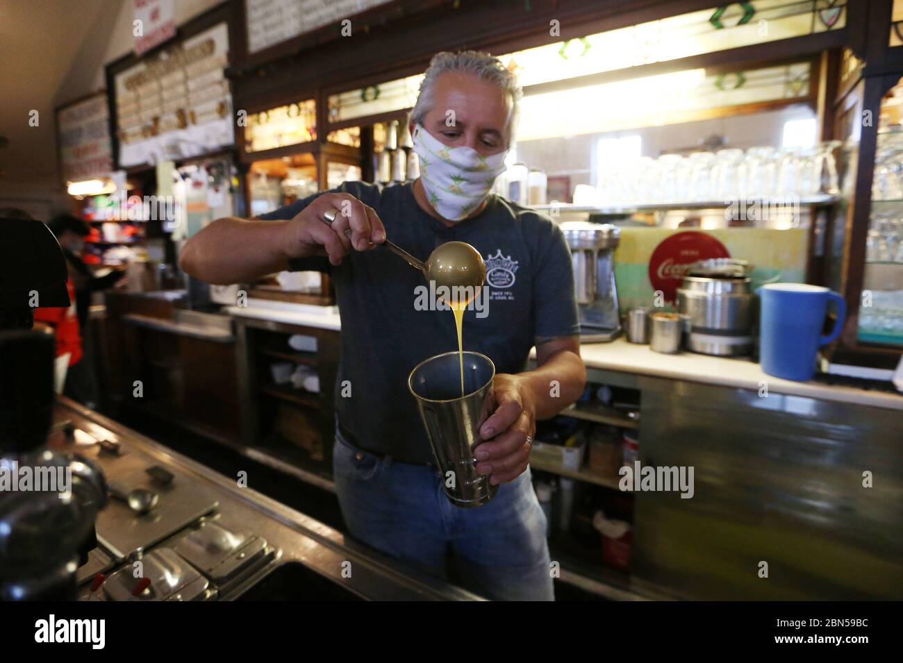 St. Louis, États-Unis. 12 mai 2020. Le propriétaire Andy Karandzieff ajoute un sirop de café, tout en faisant un milk shake à Crown Candy à St. Louis le mardi 12 mai 2020. Le restaurant populaire a rouvert ses portes, fermé pendant quatre semaines en raison de la pandémie COVID-19. Crown Candy sert seulement à la limite du trottoir jusqu'à ce que les ordonnances de séjour à la maison soient levées le 18 mai 2020. Photo de Bill Greenblatt/UPI crédit: UPI/Alay Live News Banque D'Images