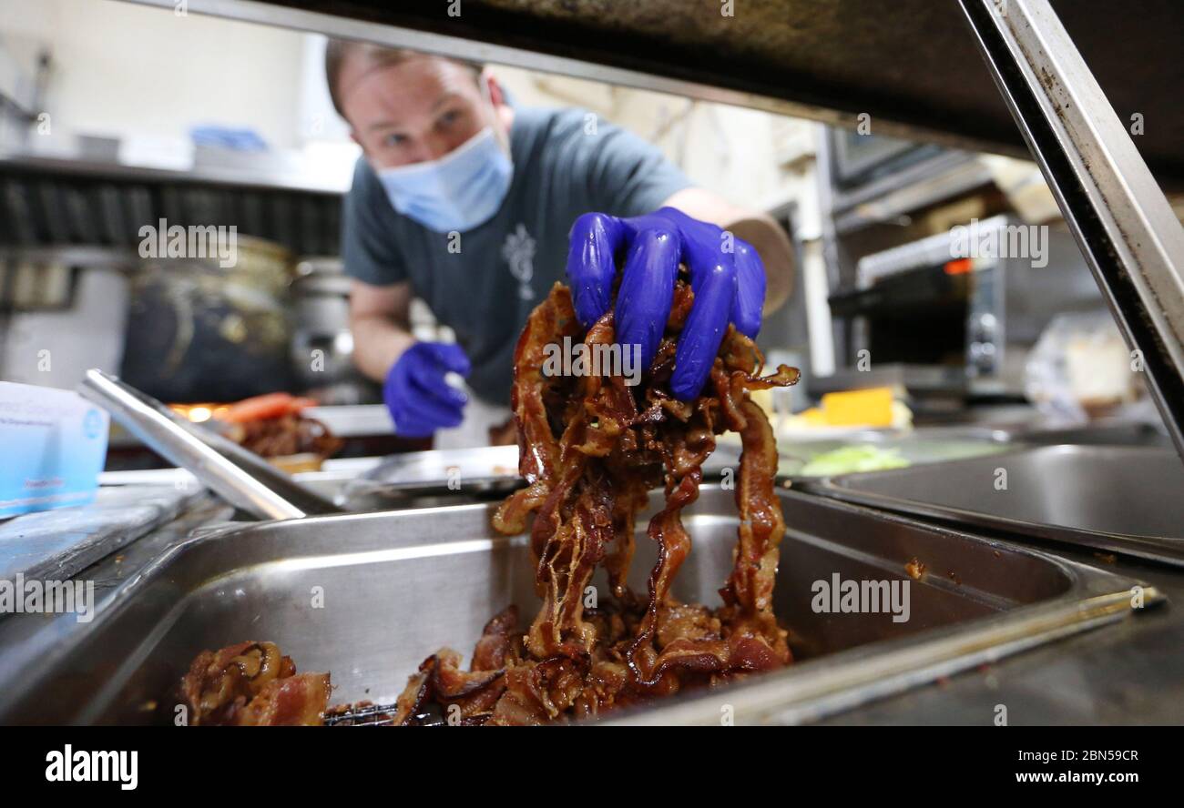 St. Louis, États-Unis. 12 mai 2020. Cook Joe Eisenbraun saisit une poignée de bacon alors qu'il fait un sandwich « crise cardiaque » à Crown Candy à Saint-Louis le mardi 12 mai 2020. Le populaire sandwich au bacon, à la laitue et à la tomate, fait avec une livre de bacon, est de nouveau fabriqué après la fermeture du restaurant pendant quatre semaines en raison de la pandémie de COVID-19. Crown Candy sert seulement à la limite du trottoir jusqu'à ce que les ordonnances de séjour à la maison soient levées le 18 mai 2020. Photo de Bill Greenblatt/UPI crédit: UPI/Alay Live News Banque D'Images