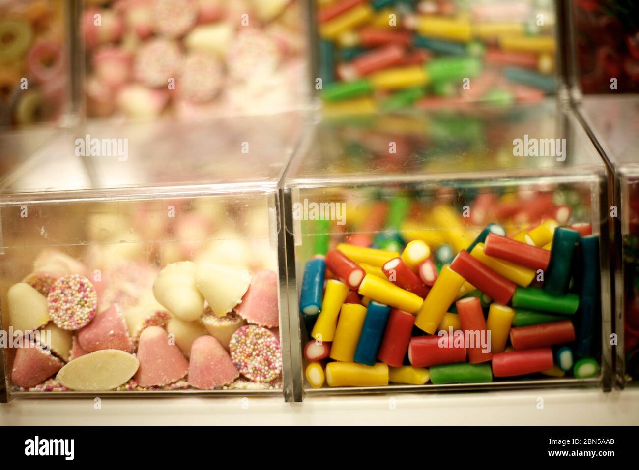 Bonbons colorés en récipients de collecte et de mélange Banque D'Images