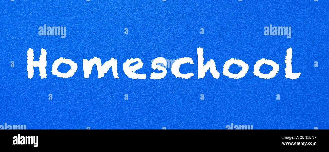 Homeschool. Mots ou texte tapé sur tableau bleu. Concept d'éducation. Banque D'Images