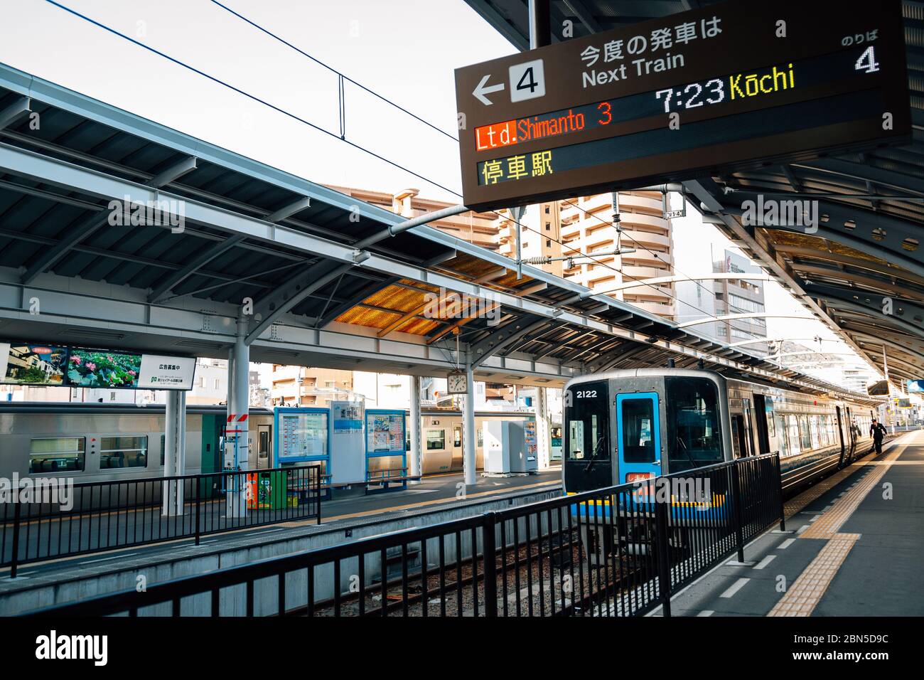 Takamatsu, Japon - 20 avril 2019 : plate-forme de la gare de Takamatsu Banque D'Images