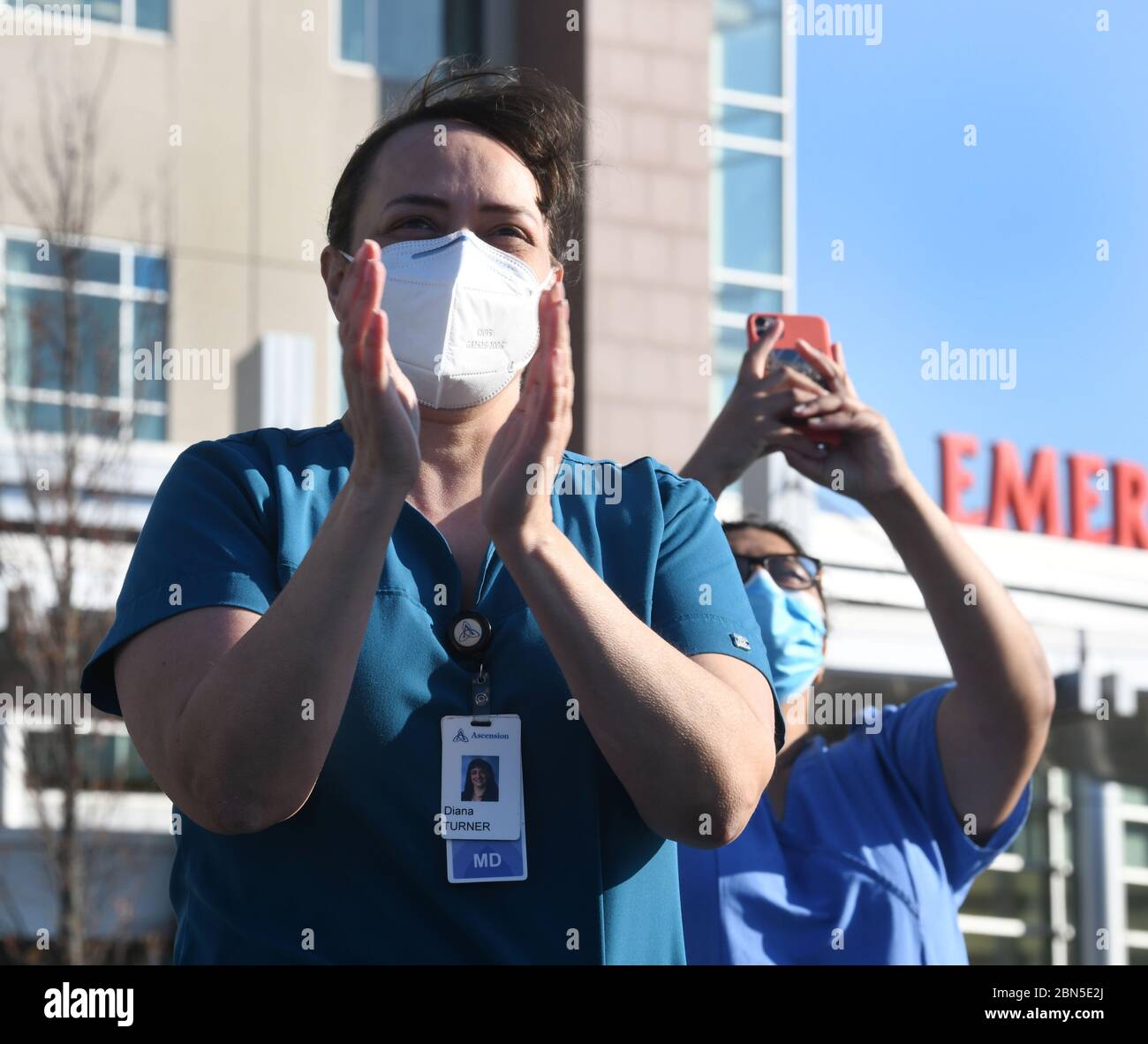 Racine, Wisconsin, États-Unis. 12 mai 2020. DR. DIANA TURNER réagit comme quatre F-16 Fighting Falcon Fighter jets de la Garde nationale aérienne du Wisconsin Flyer Ascension All Saints Hospital à racine, Wisconsin mardi soir 12 mai 2020 comme un hommage aux intervenants de première ligne dans la crise du coronavirus. Il s'agissait de l'un des 21 hôpitaux et centres médicaux de l'opération American Resolve, dans le Wisconsin mardi. Crédit : Mark Hertzberg/ZUMA Wire/Alay Live News Banque D'Images