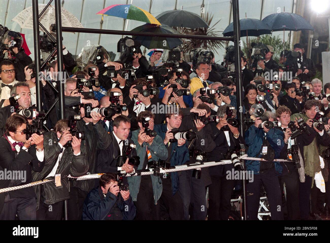 CANNES, FRANCE. 1997 mai : photographes au 50ème Festival de Cannes. Photo de fichier © Paul Smith/Featureflash Banque D'Images