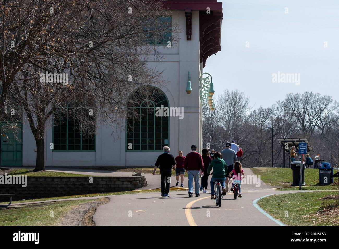 St. Paul, Minnesota. Parc de Côme. Surpeuplement dans le parc. Les gens ne prêtant pas attention à la règle de distanciation sociale. Banque D'Images