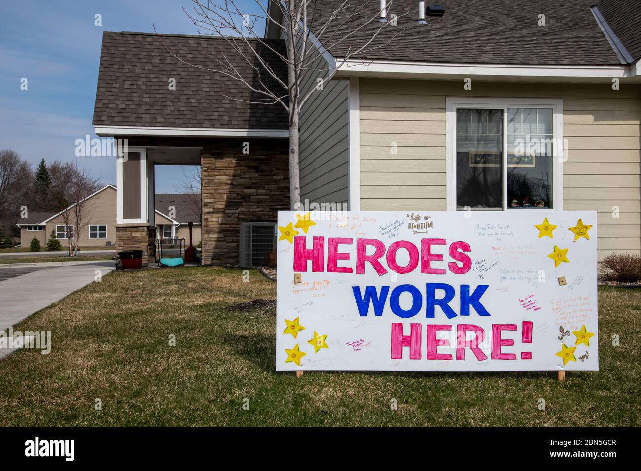 Vadnais Heights, Minnesota. Les résidents de la mémoire vivante et de la maison de vie assistée de Vadnais Heights ont un travail de héros ici s'inscrire mis vers le haut pour le TH Banque D'Images