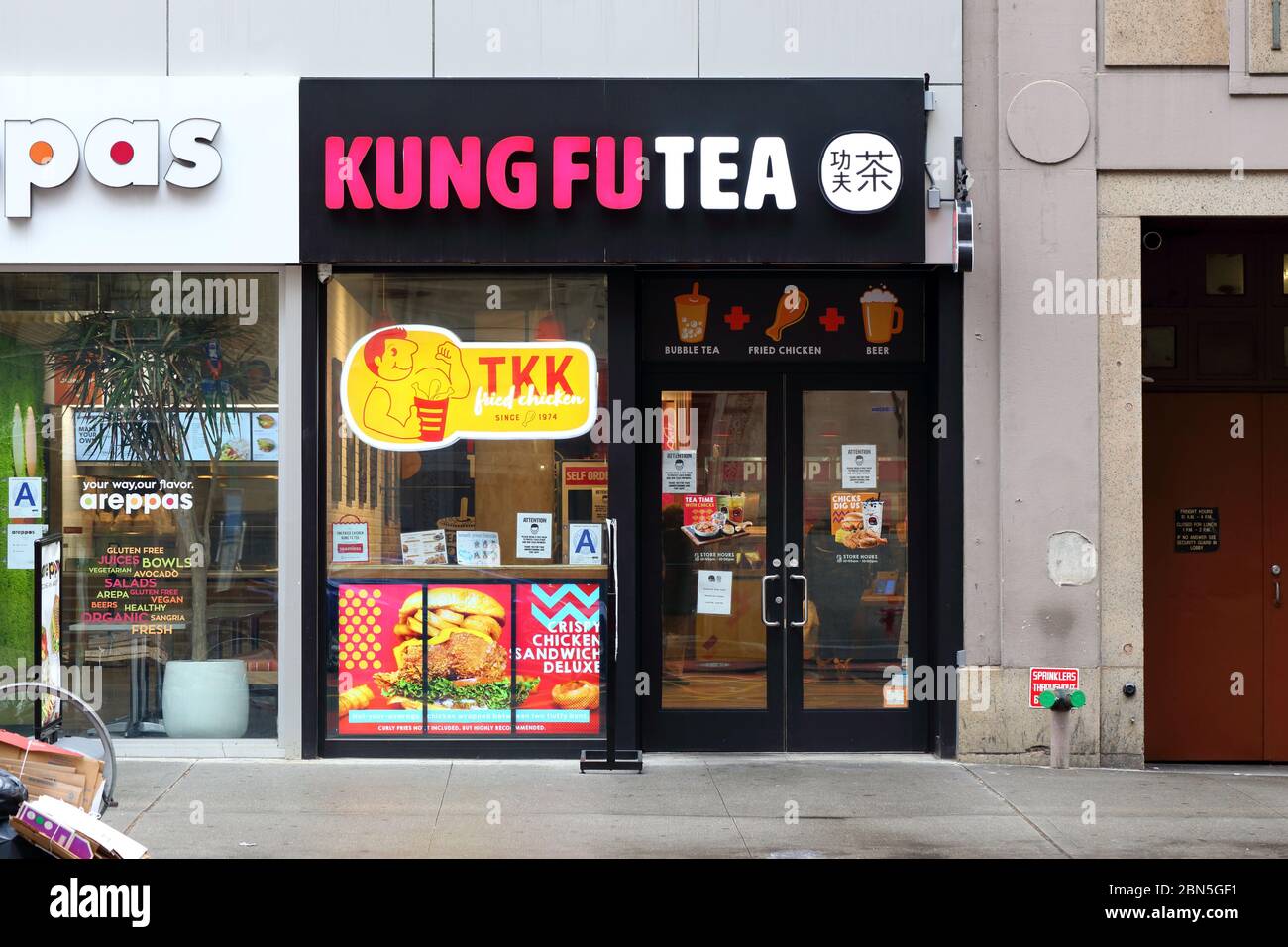 Kung Fu Tea, TKK Fried Chicken, 115 East 23rd St, New York, New York, New York, New York, boutique photo d'une chaîne de thé moussant et d'un restaurant de poulet frit à Manhattan. Banque D'Images