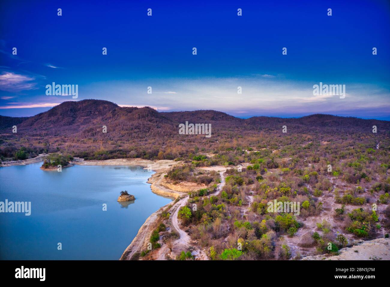 Cette photo unique montre le paysage vallonné avec des lacs, de hua hin thaïlande, pris avec un drone pendant un coucher de soleil fantastique! Banque D'Images